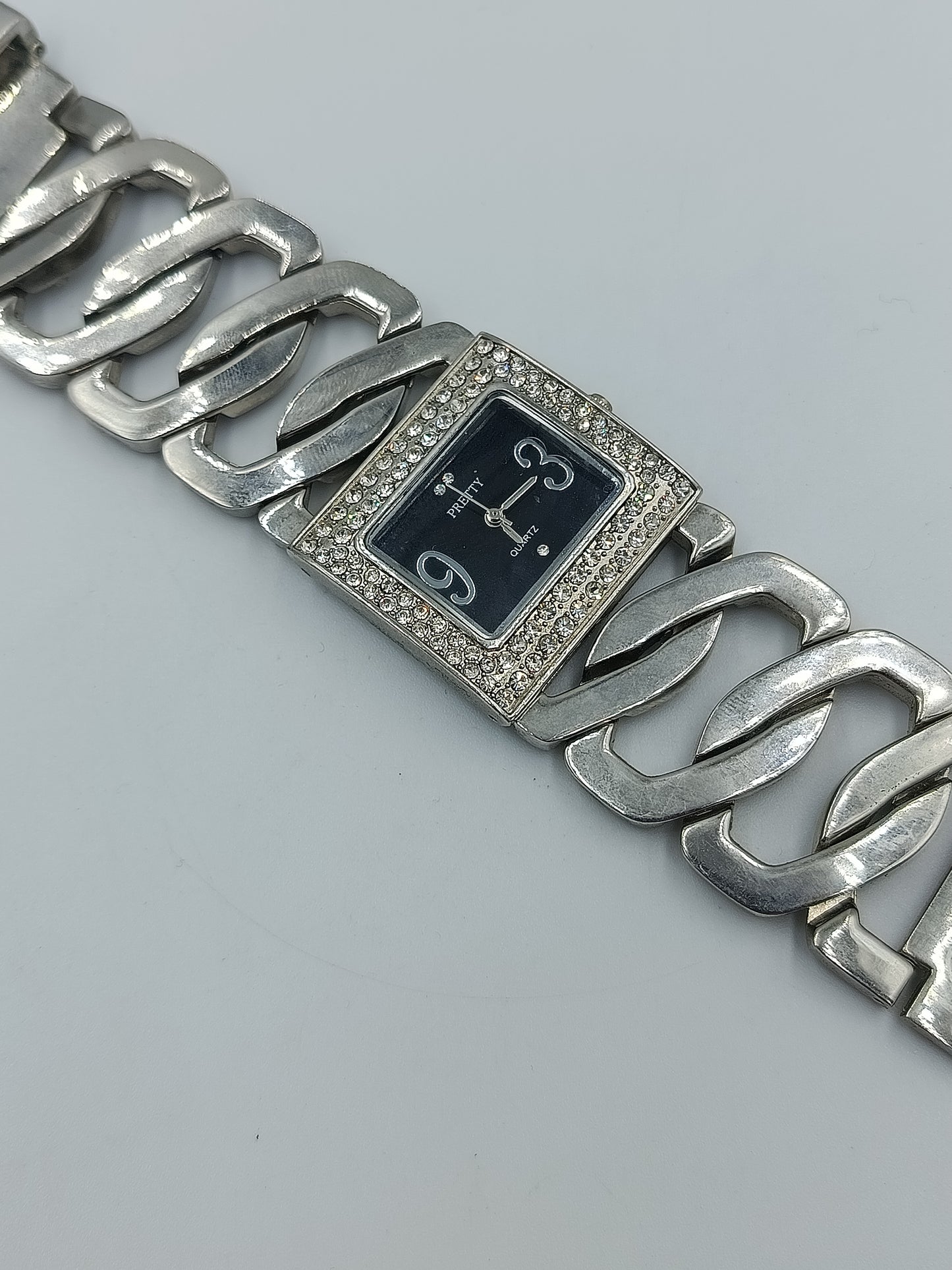 Pretty Quarz Armbanduhr Silberfarben mit Strassbesatz und Gliederarmband