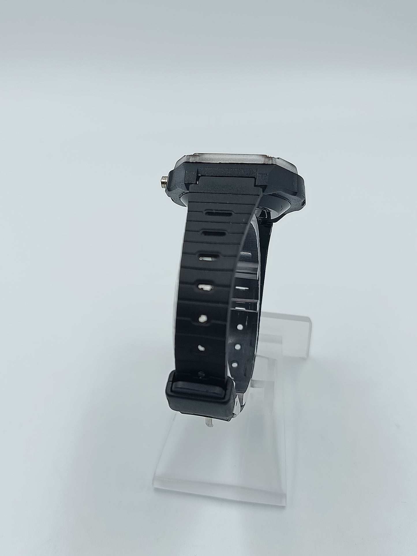 Klassische digitale Vintage Armbanduhr von Piratron im sportlichen Retro-Design