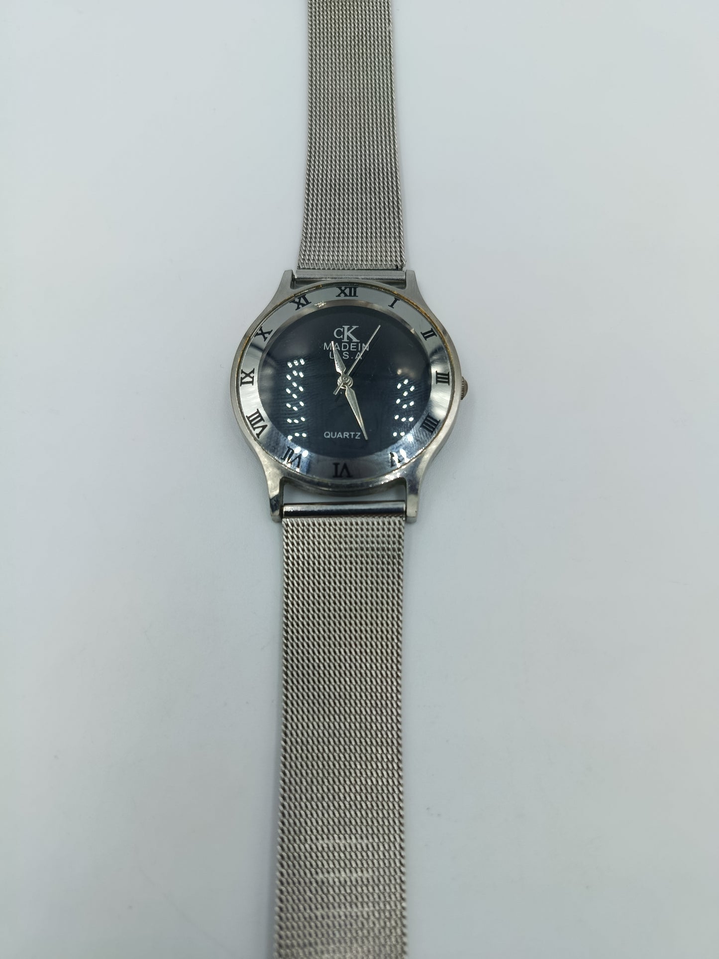 Elegante CK Calvin Klein Damenarmbanduhr mit Milanaiseband und römischen Ziffern
