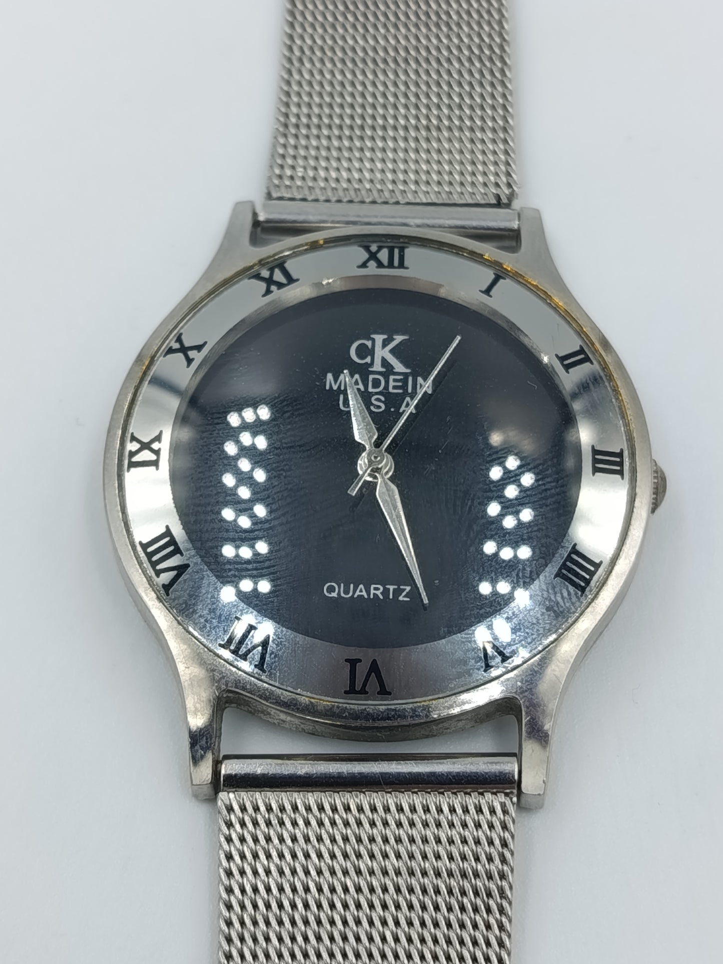 Elegante CK Calvin Klein Damenarmbanduhr mit Milanaiseband und römischen Ziffern