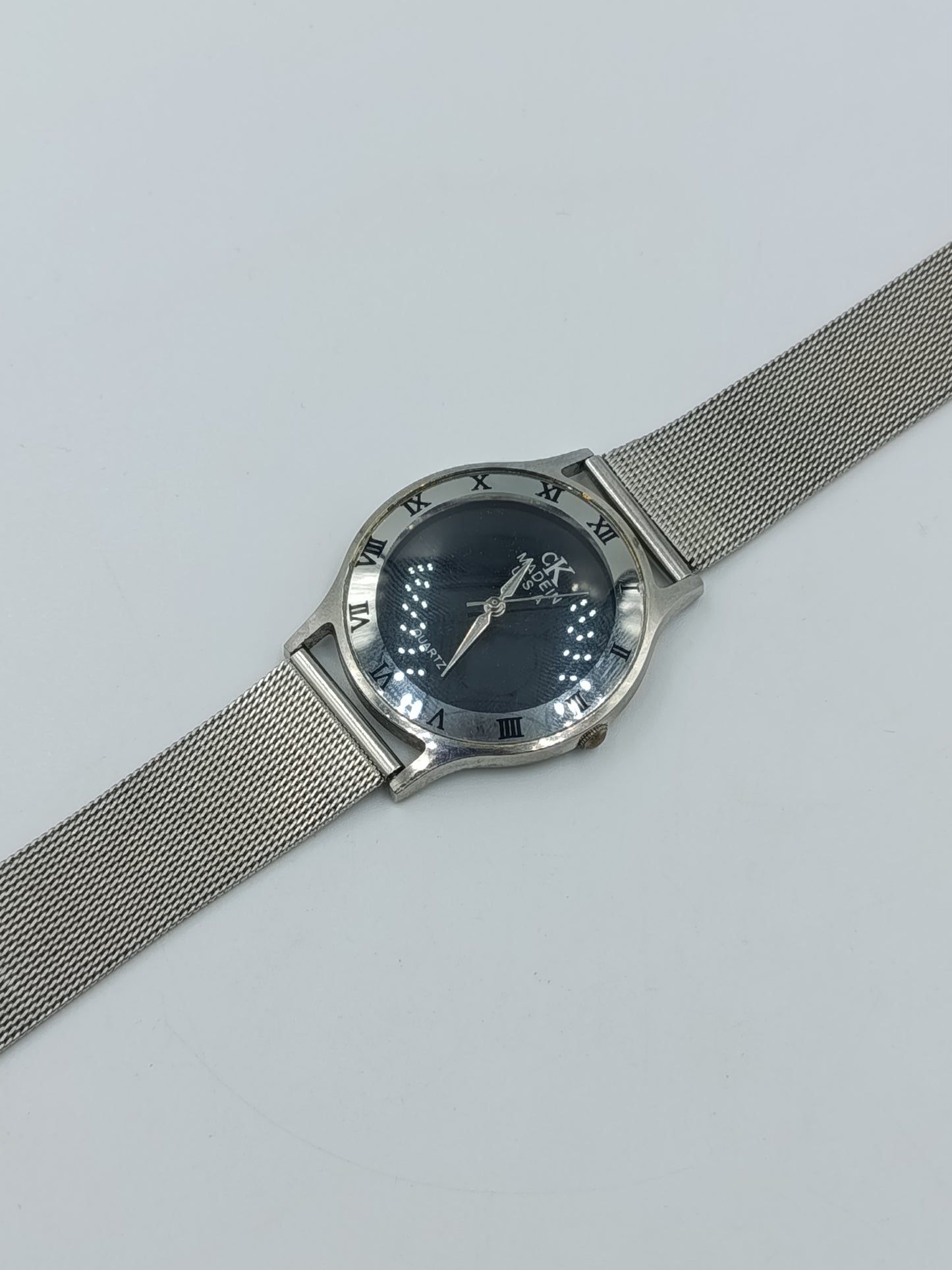 Elegante CK Calvin Klein Damenarmbanduhr mit Milanaiseband und römischen Ziffern