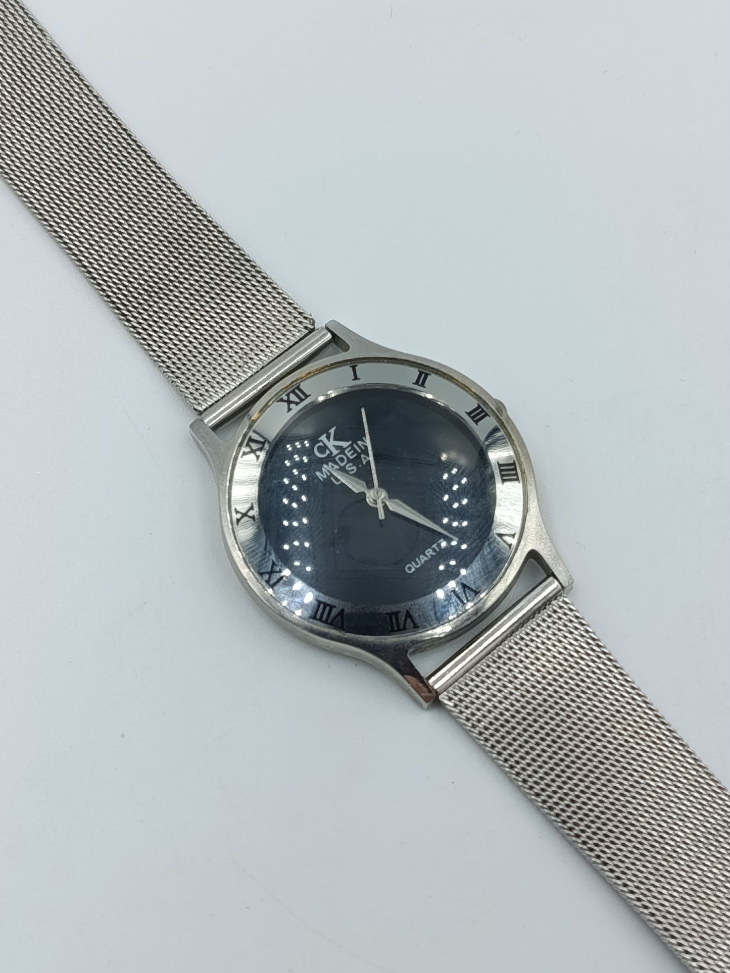 Elegante CK Calvin Klein Damenarmbanduhr mit Milanaiseband und römischen Ziffern