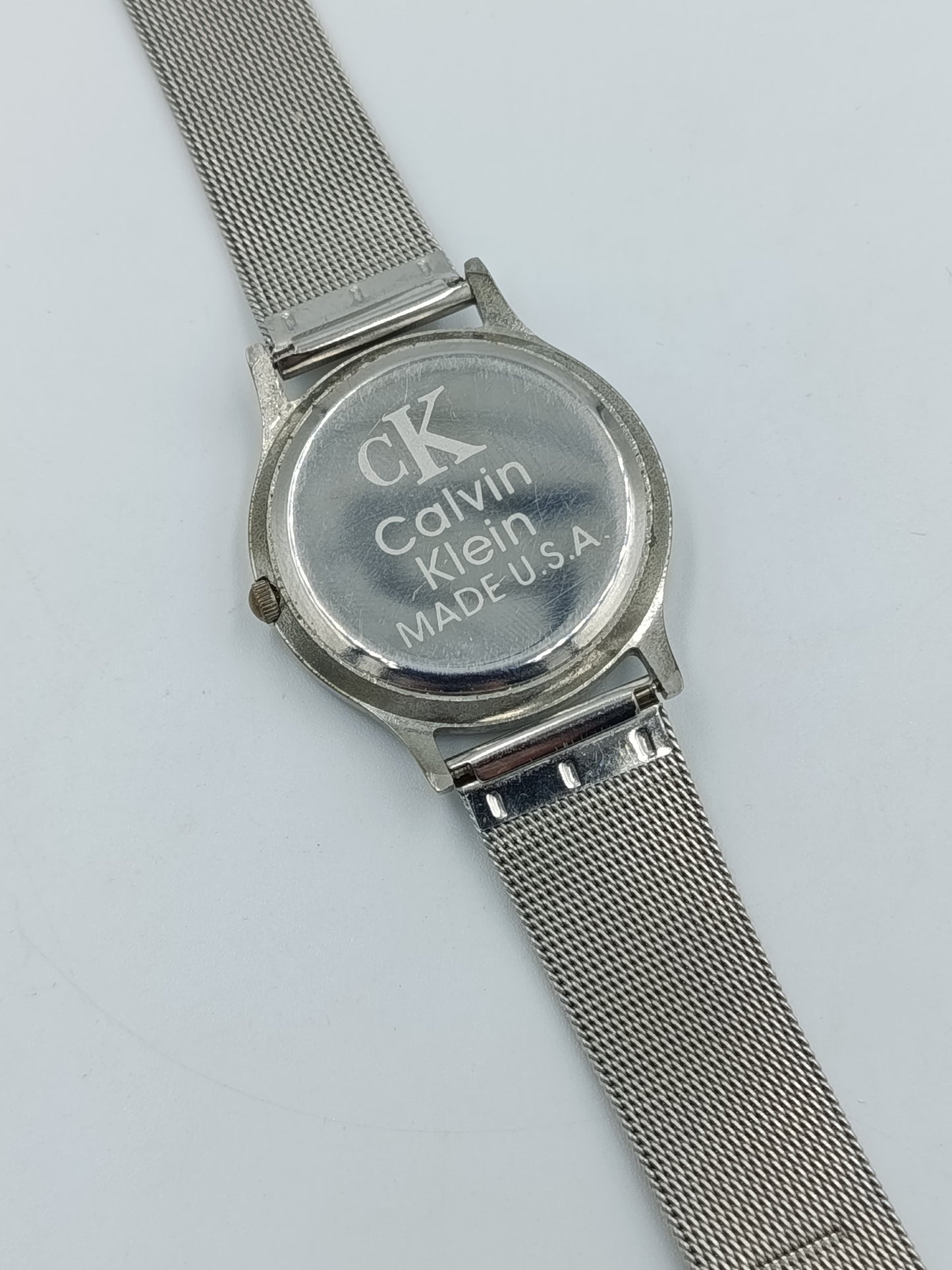 Elegante CK Calvin Klein Damenarmbanduhr mit Milanaiseband und römischen Ziffern
