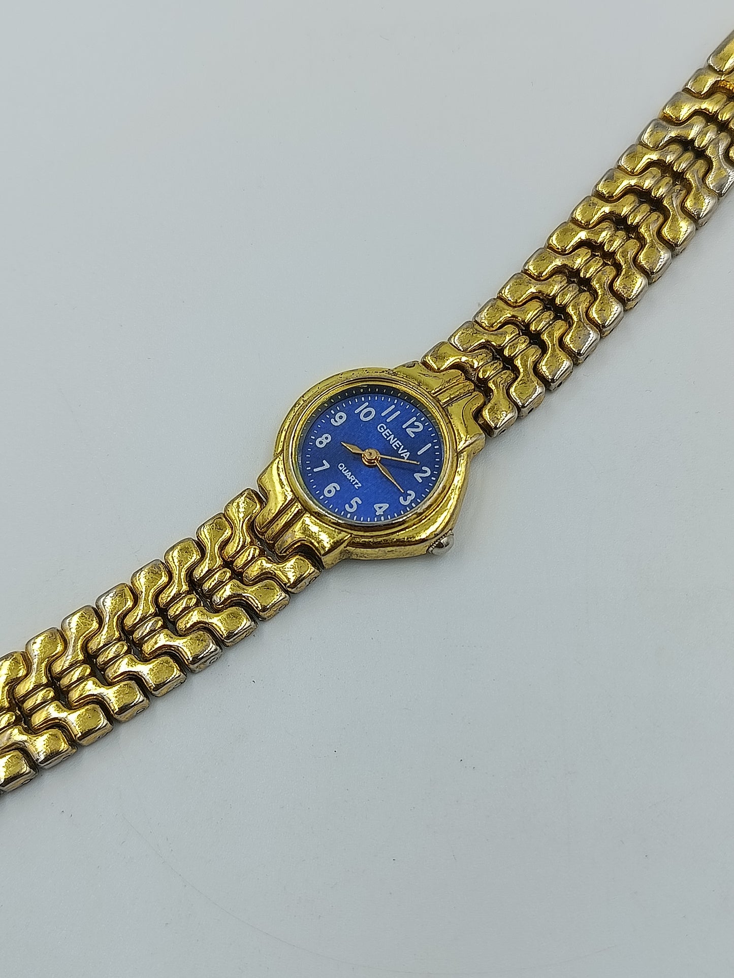 Elegante Geneva Uhr Goldfarben – Blaues Zifferblatt & Metall