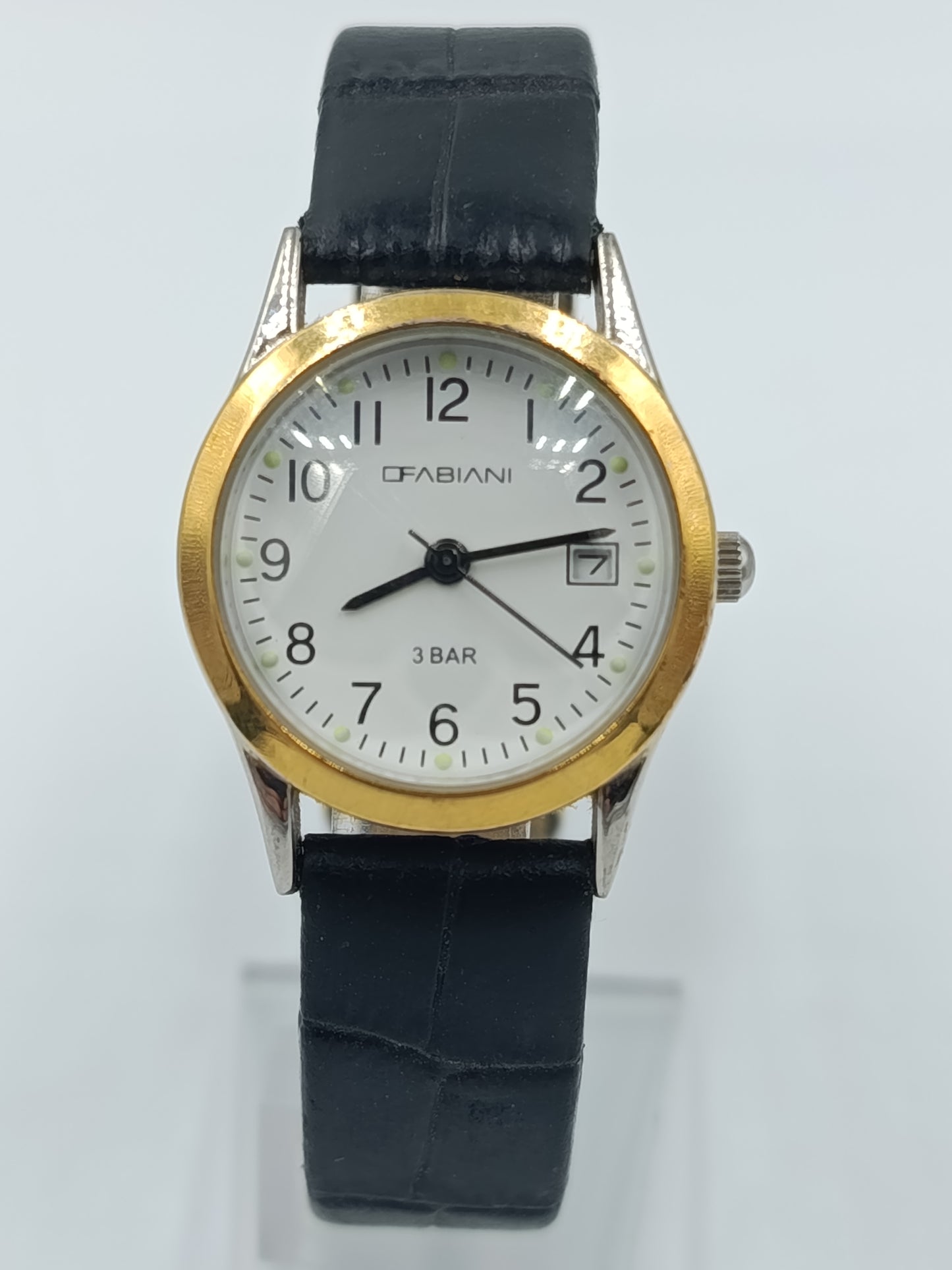 Fabiani Damenarmbanduhr mit Datumsanzeige Lederarmband und goldfarbener Lünette