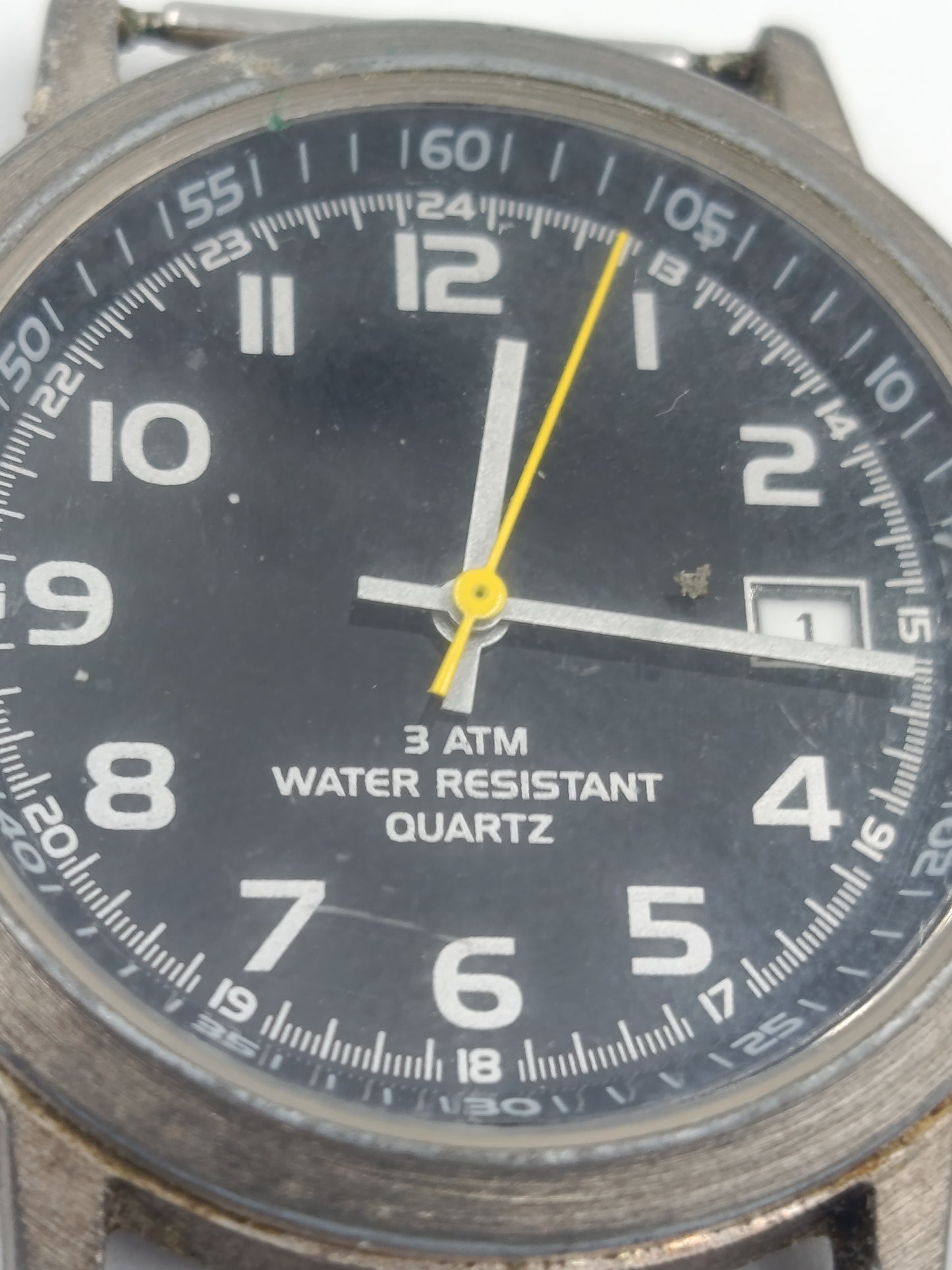 Sportliche Quartz Armbanduhr 3 ATM Water Resistant mit Datumsanzeige
