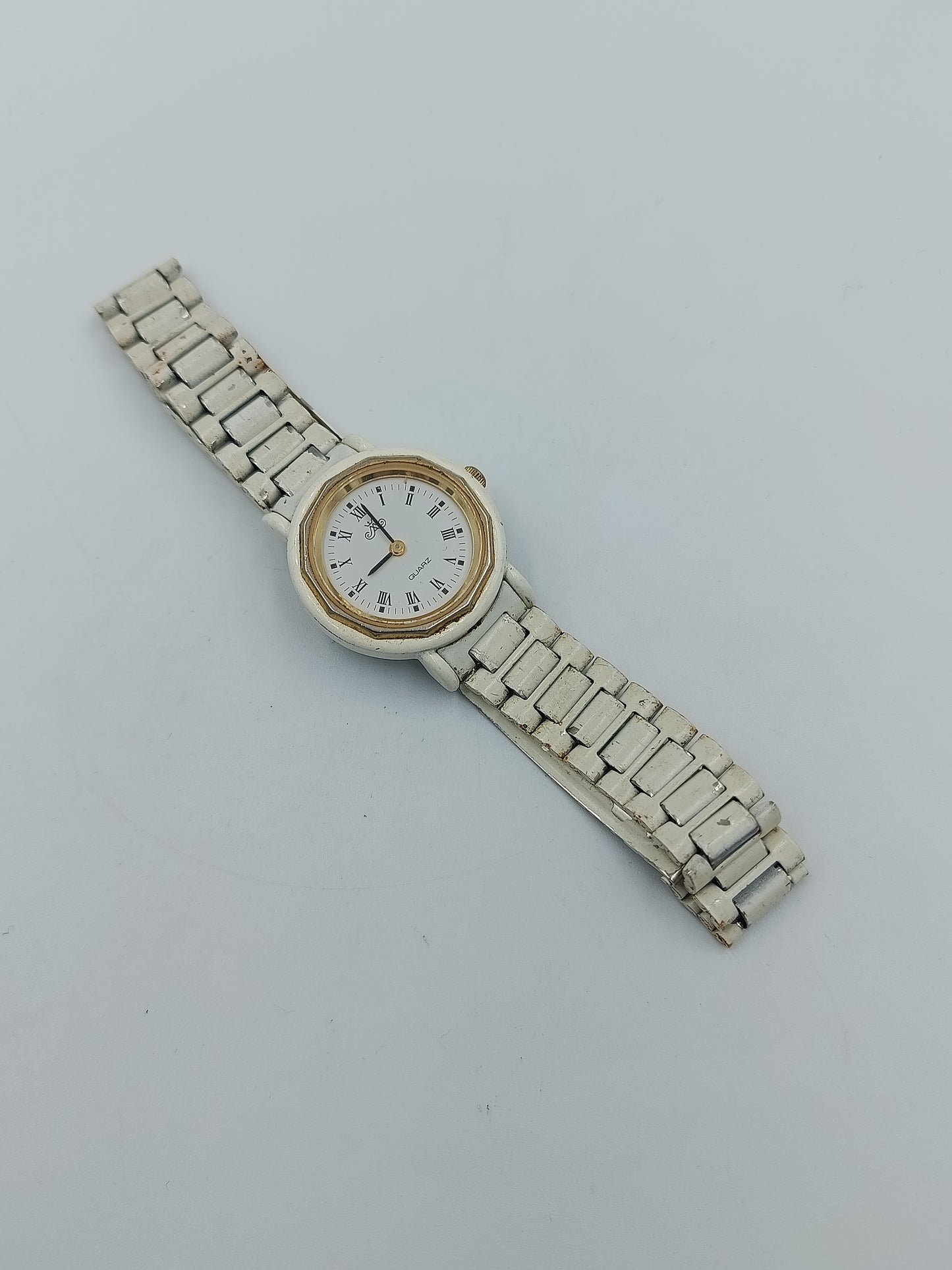Elegante Damen Armbanduhr mit weißem Metallband und römischen Ziffern Quartz