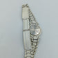 Elegante Damen Armbanduhr mit weißem Metallband und römischen Ziffern Quartz
