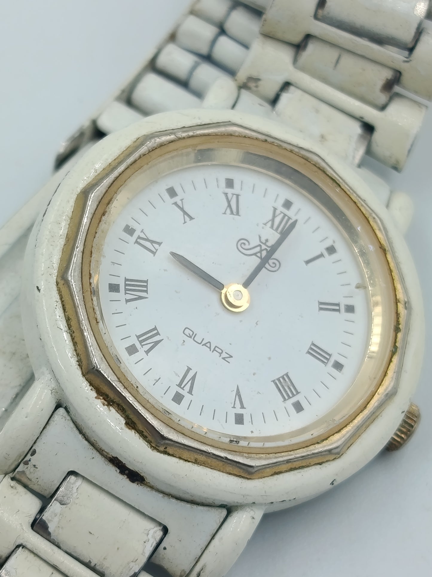Elegante Damen Armbanduhr mit weißem Metallband und römischen Ziffern Quartz