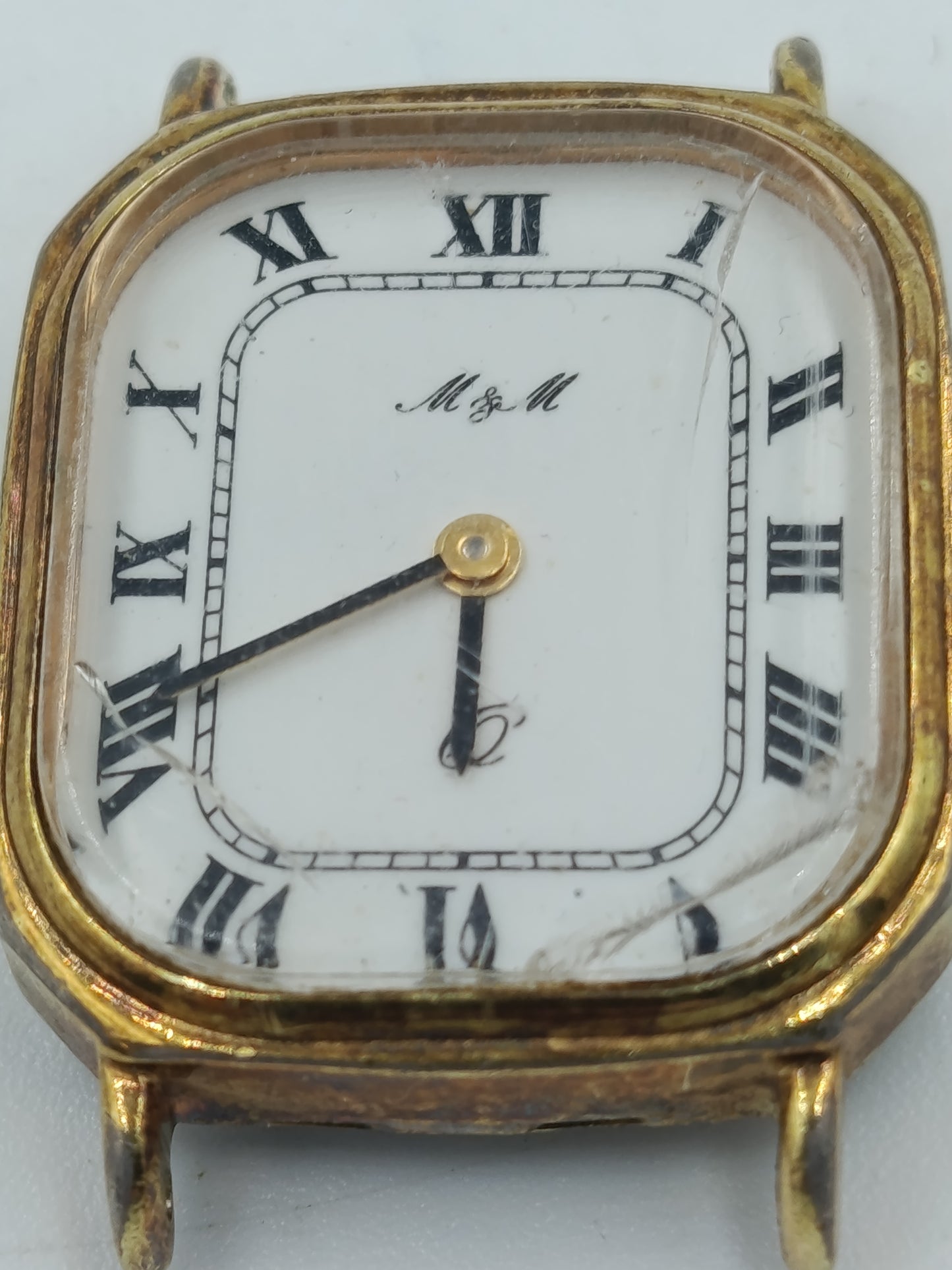 Klassische kleine Damen Armbanduhr in Goldoptik mit römischen Ziffern