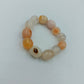 Perlen Armband elastisch: Dekorativ in Creme & Apricot