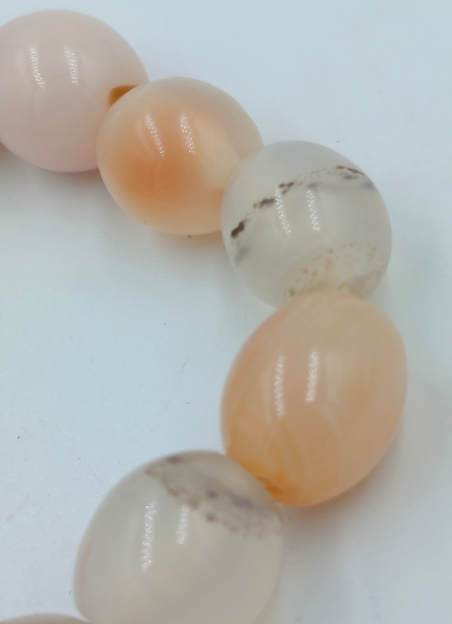 Perlen Armband elastisch: Dekorativ in Creme & Apricot
