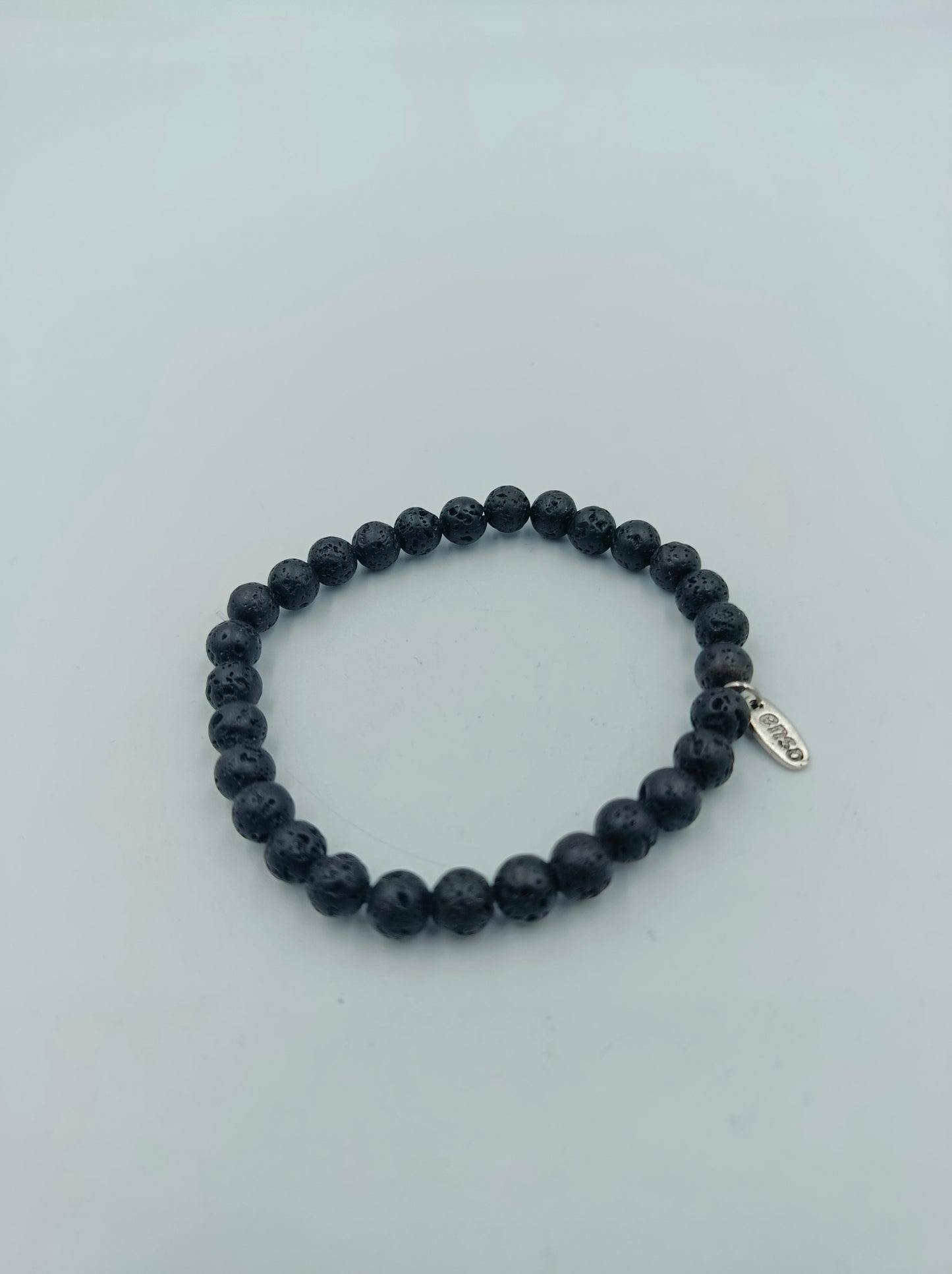 Elastisches Lava Stein Armband in Schwarz mit Anhänger von enso