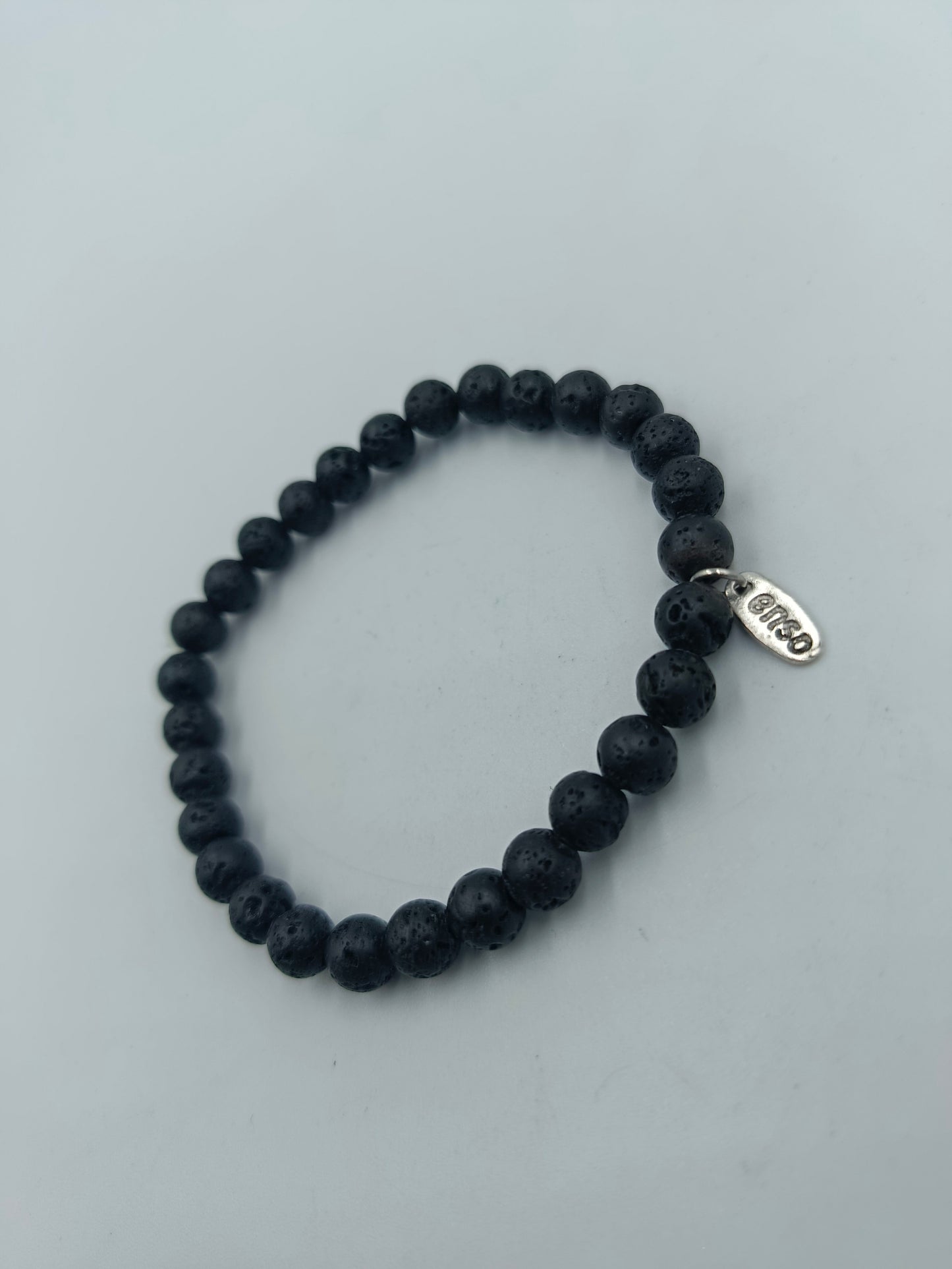 Elastisches Lava Stein Armband in Schwarz mit Anhänger von enso