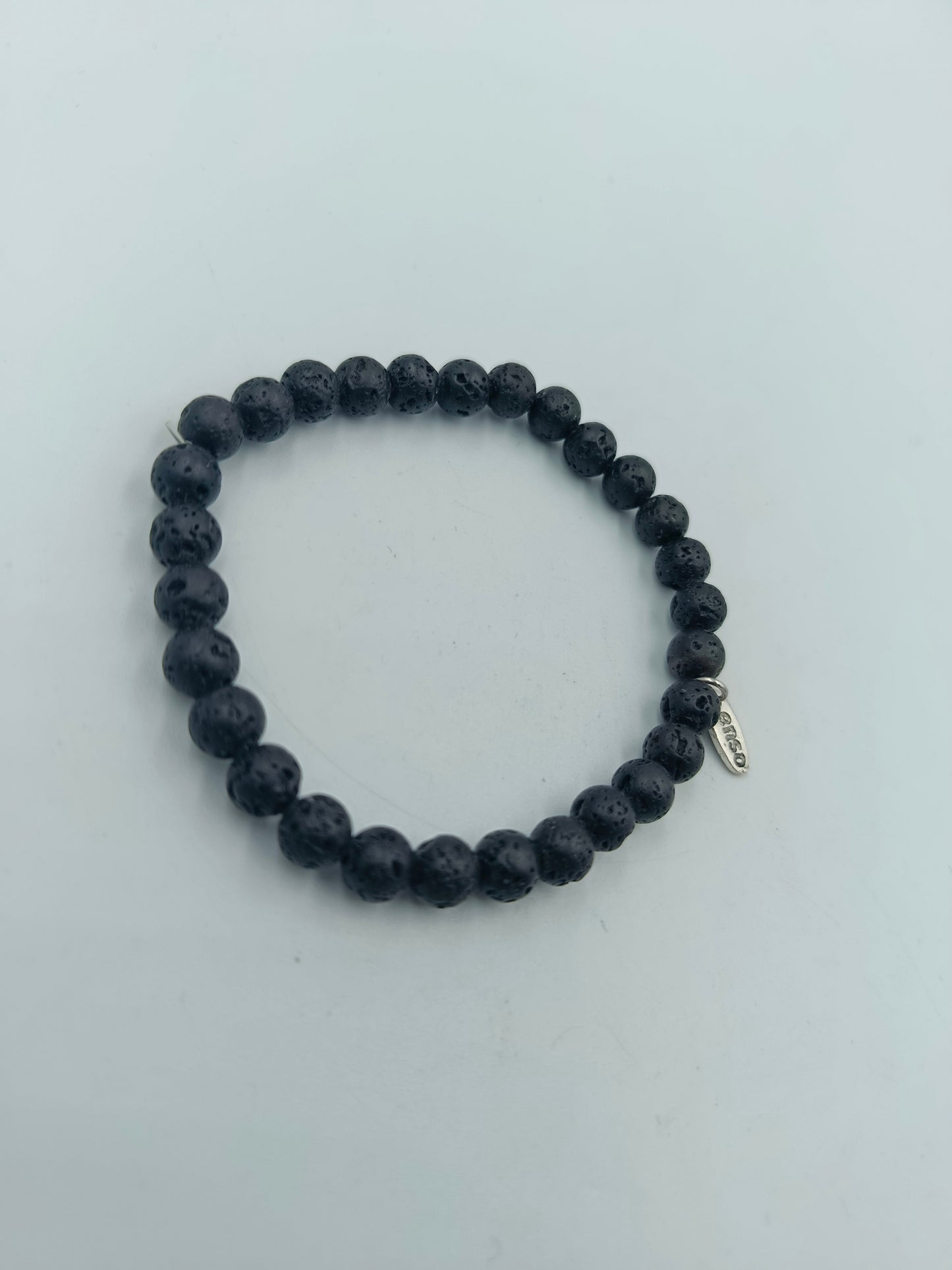 Elastisches Lava Stein Armband in Schwarz mit Anhänger von enso