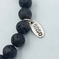 Elastisches Lava Stein Armband in Schwarz mit Anhänger von enso