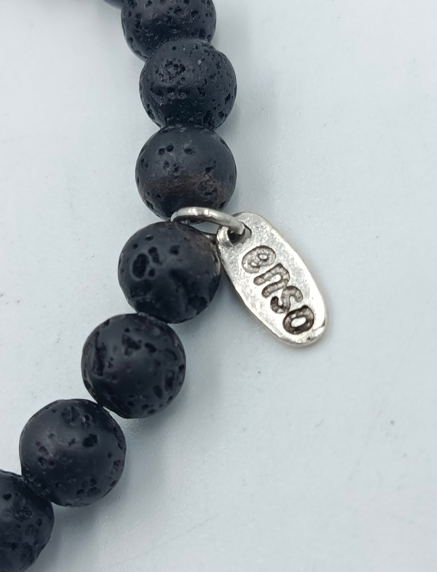 Elastisches Lava Stein Armband in Schwarz mit Anhänger von enso
