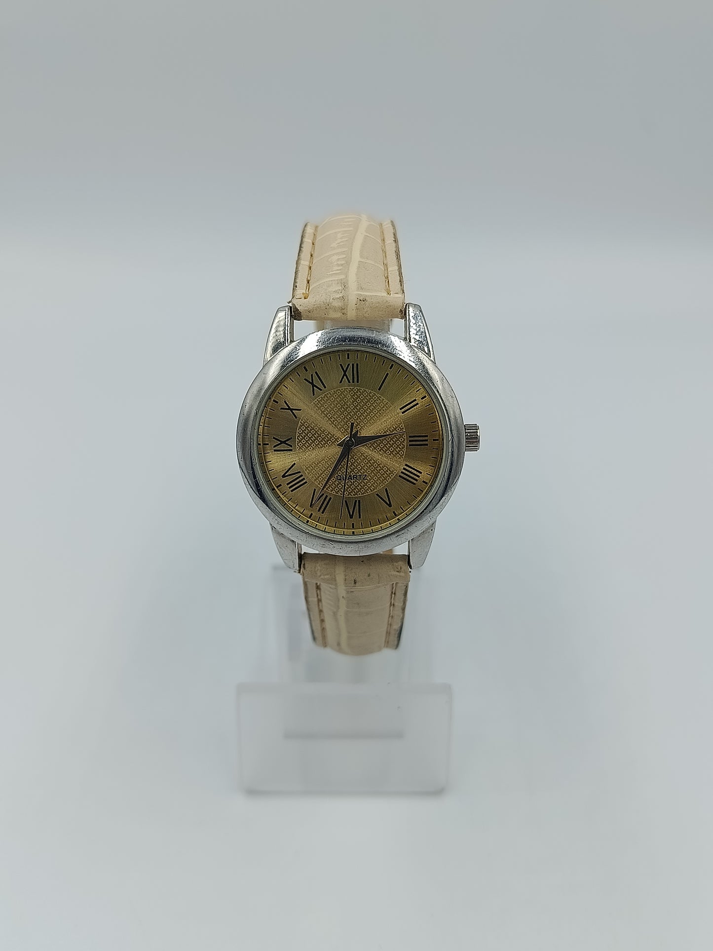 Klassische Damen Armbanduhr mit goldenem Zifferblatt und römischen Ziffern