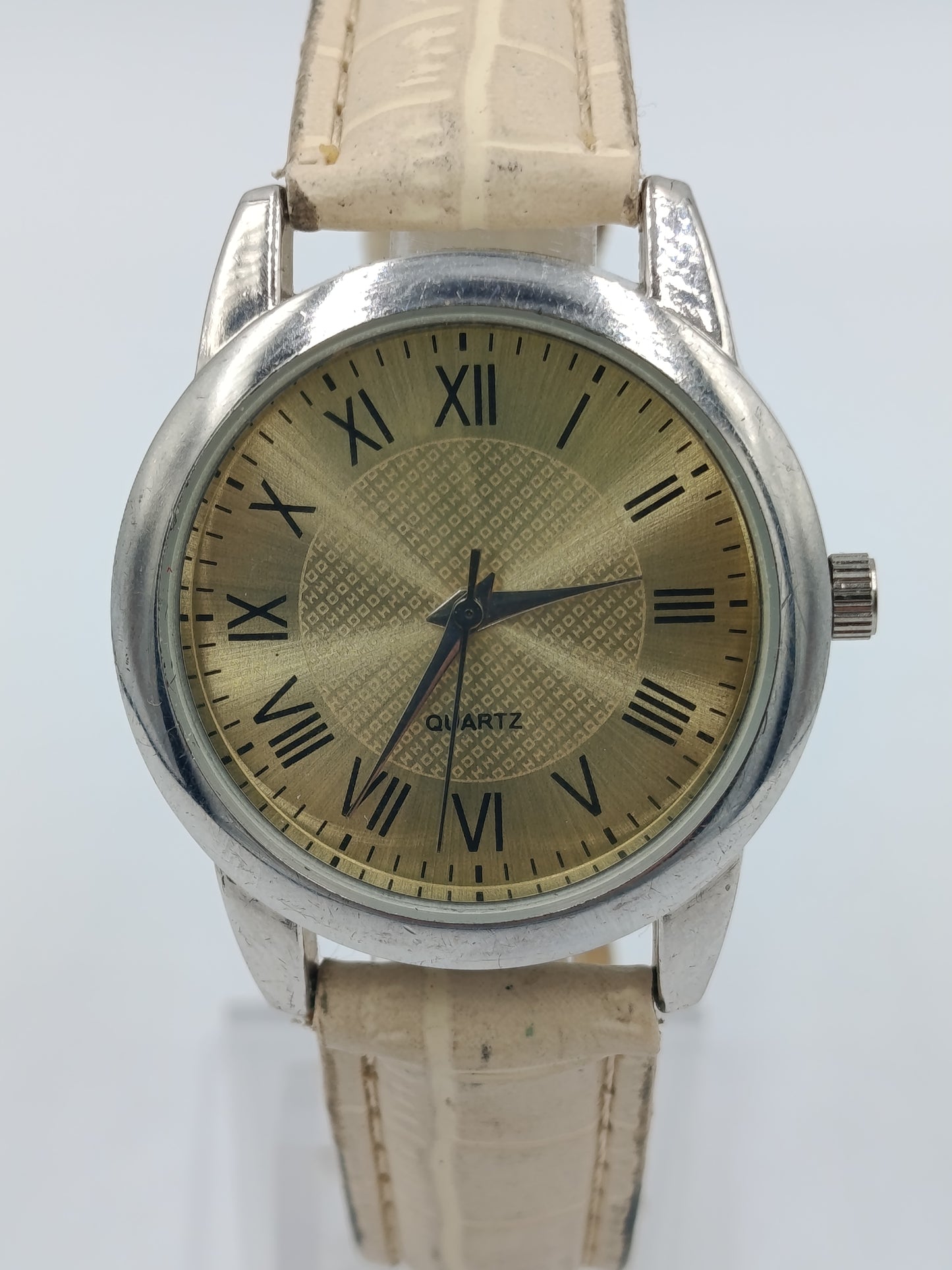 Klassische Damen Armbanduhr mit goldenem Zifferblatt und römischen Ziffern