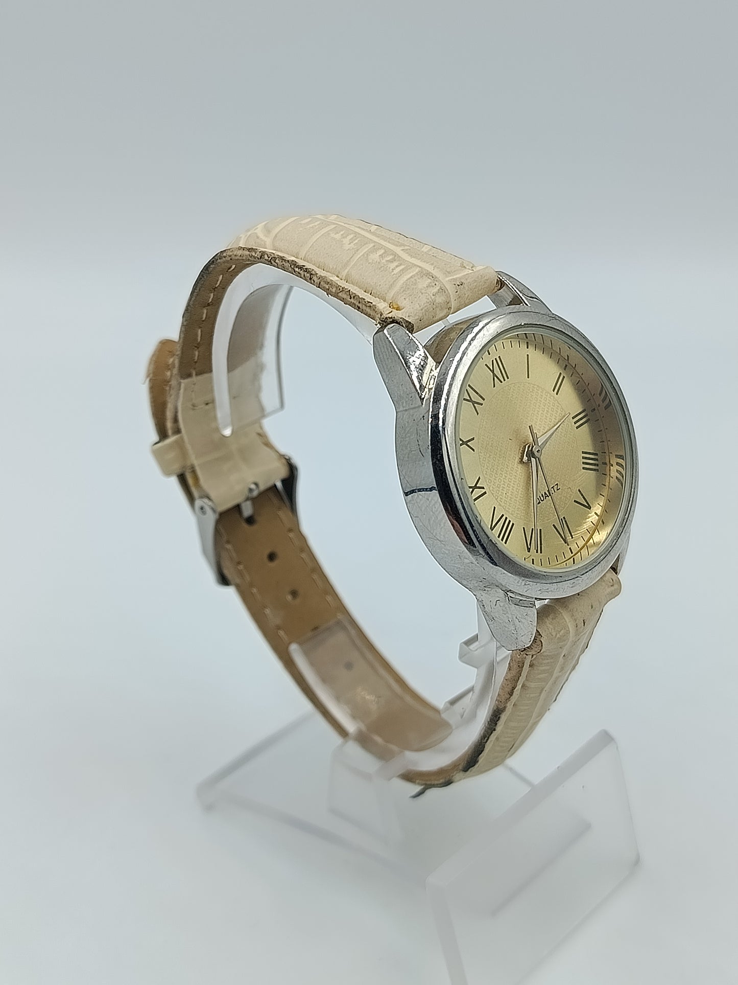 Klassische Damen Armbanduhr mit goldenem Zifferblatt und römischen Ziffern