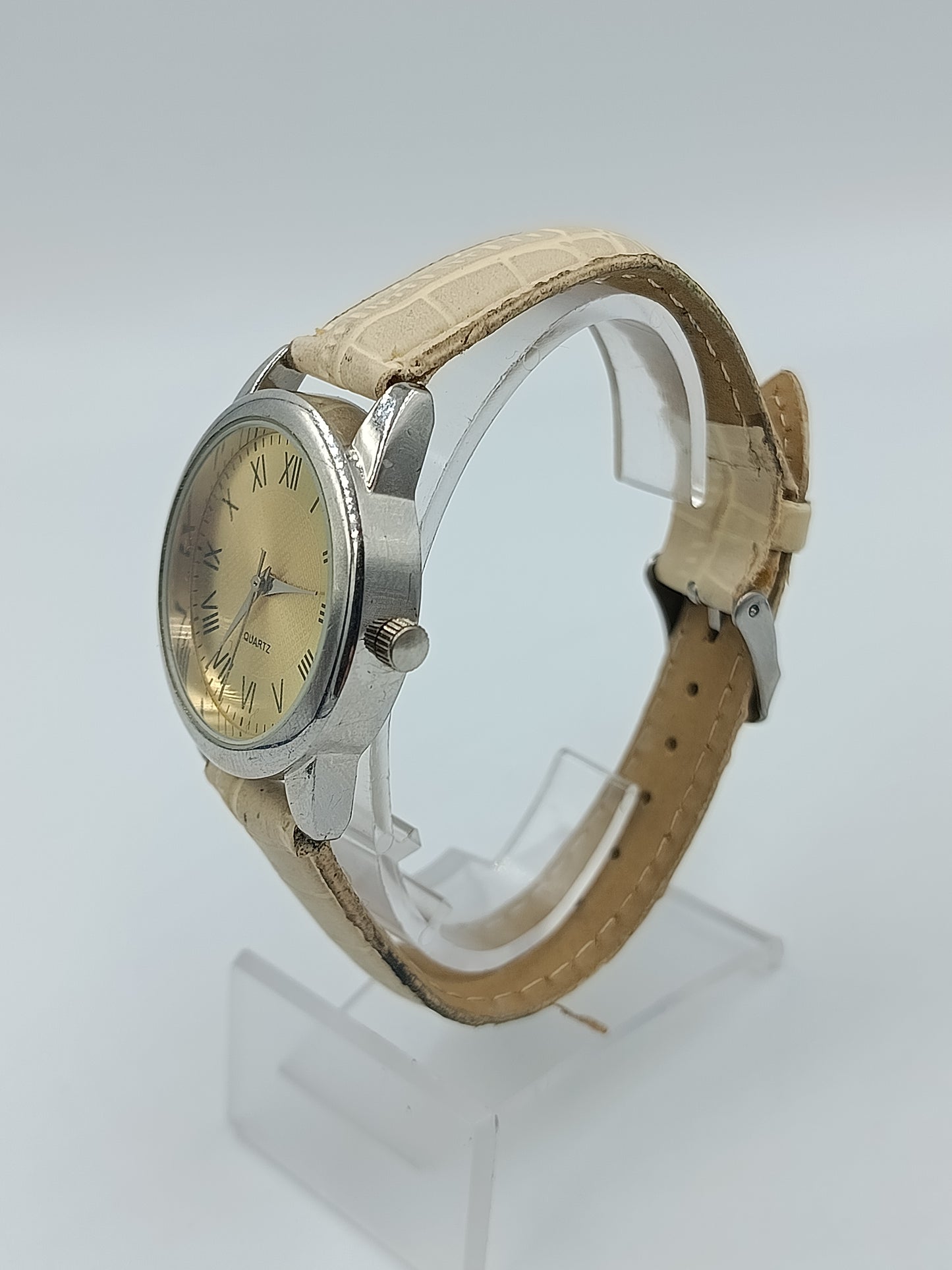 Klassische Damen Armbanduhr mit goldenem Zifferblatt und römischen Ziffern