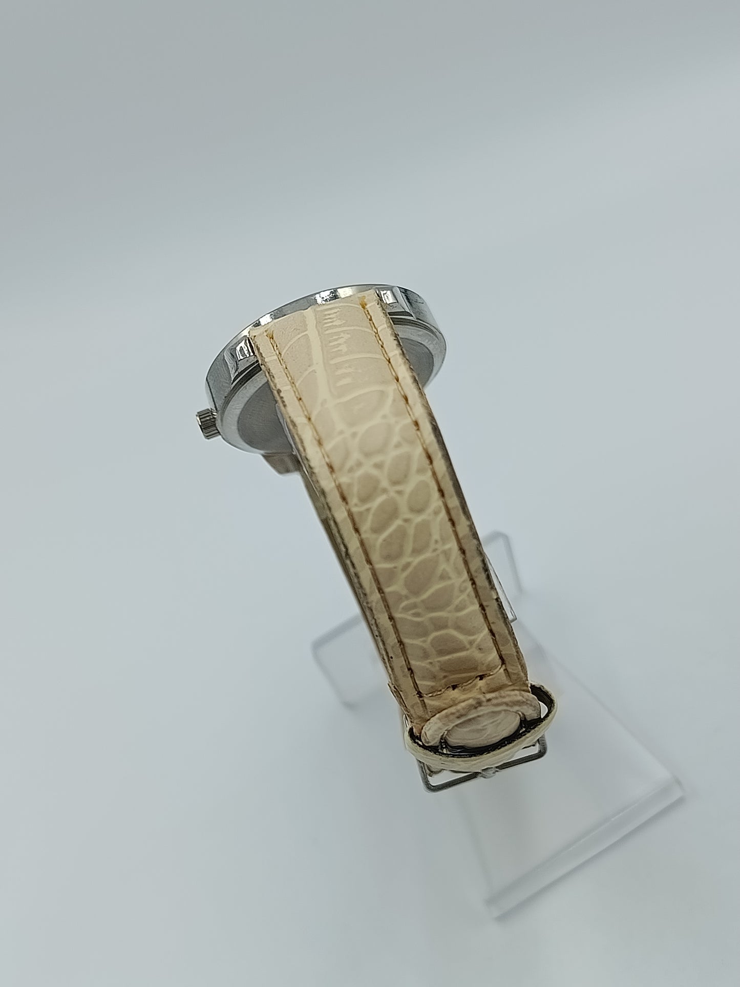 Klassische Damen Armbanduhr mit goldenem Zifferblatt und römischen Ziffern