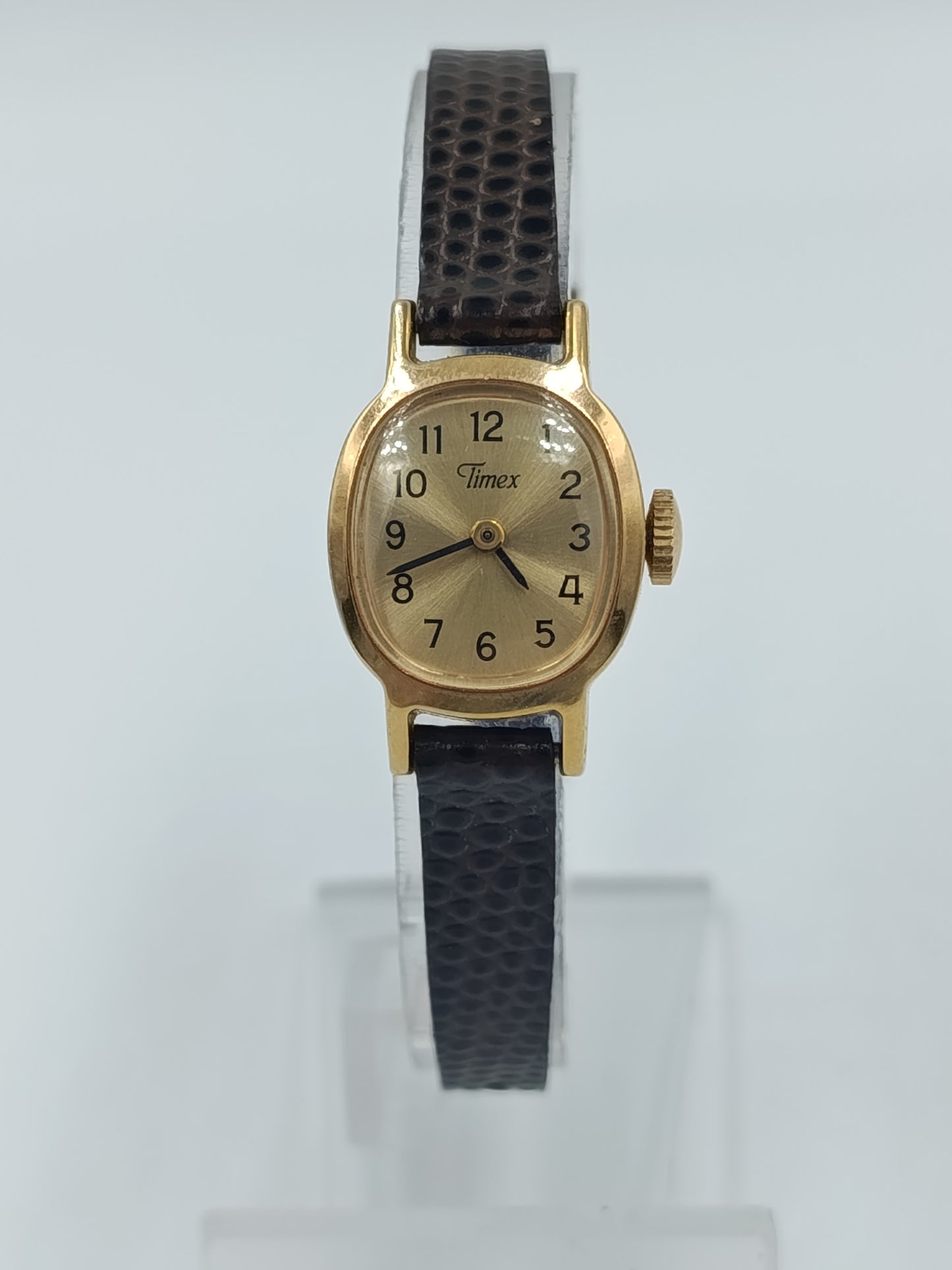 Klassische Timex Damen Armbanduhr in Goldoptik mit braunem Lederarmband