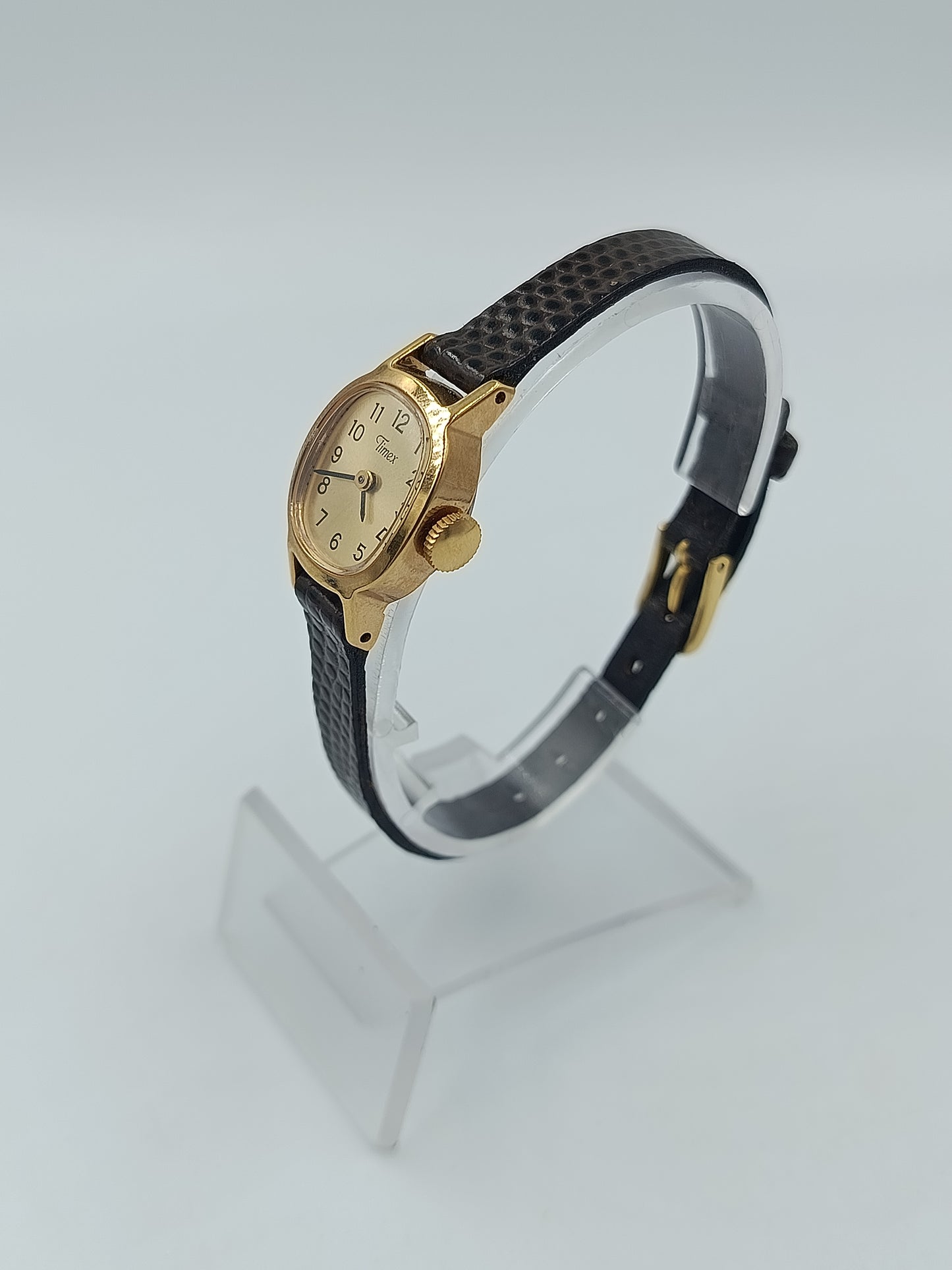 Klassische Timex Damen Armbanduhr in Goldoptik mit braunem Lederarmband