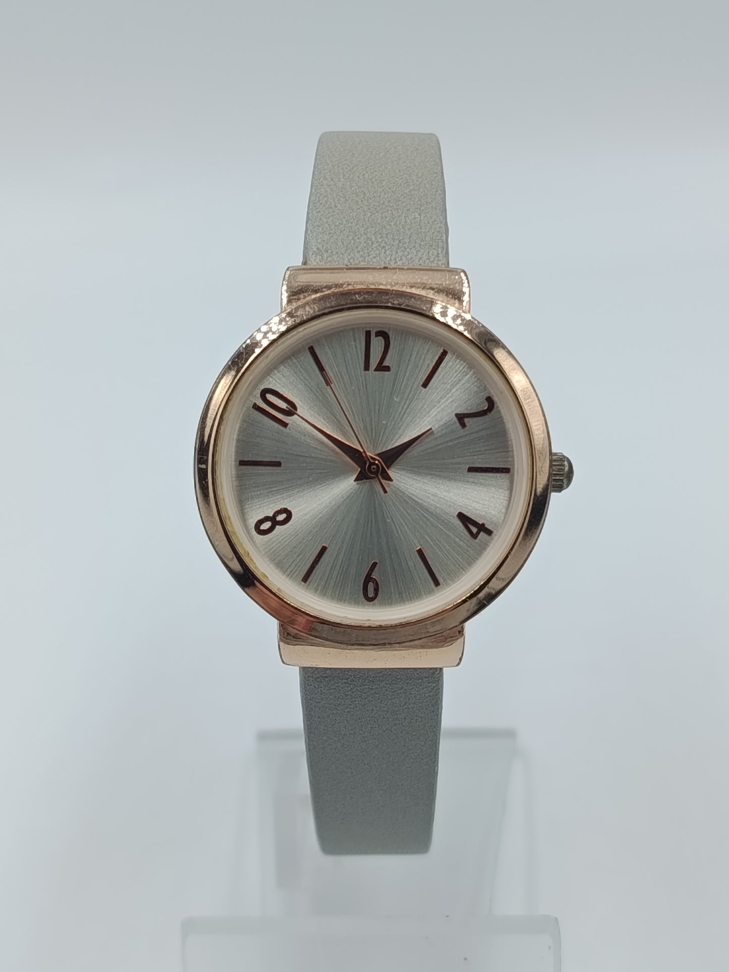 Elegante Damen Armbanduhr in Roségold Optik mit grauem Lederarmband