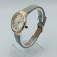 Elegante Damen Armbanduhr in Roségold Optik mit grauem Lederarmband