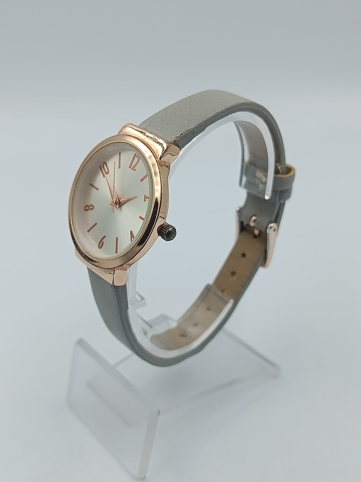 Elegante Damen Armbanduhr in Roségold Optik mit grauem Lederarmband