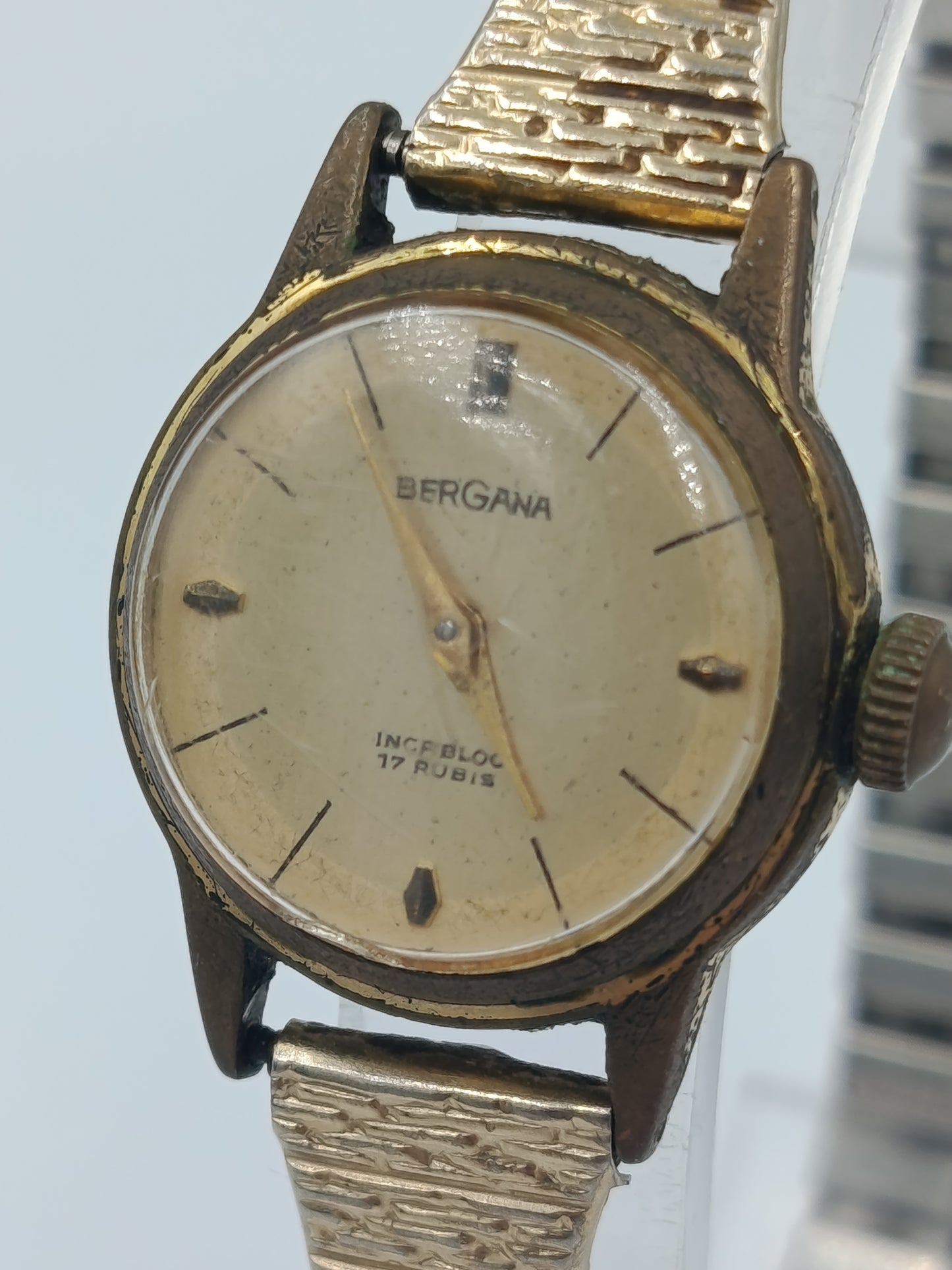 Klassische  Bergana Damen Armbanduhr in Goldoptik mit elastischem Metallarmband