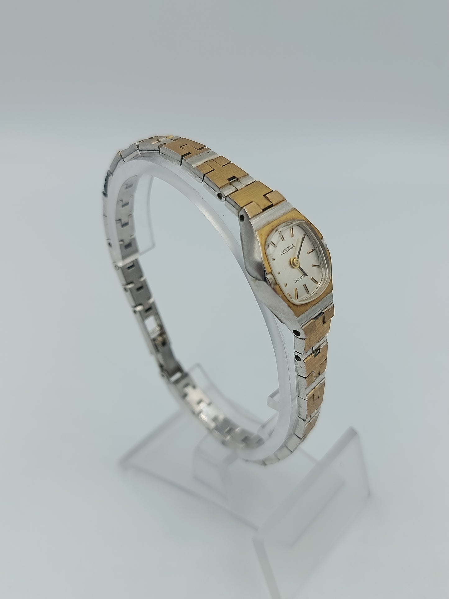 Adora Damen Armbanduhr in Bicolor Optik mit Metallarmband