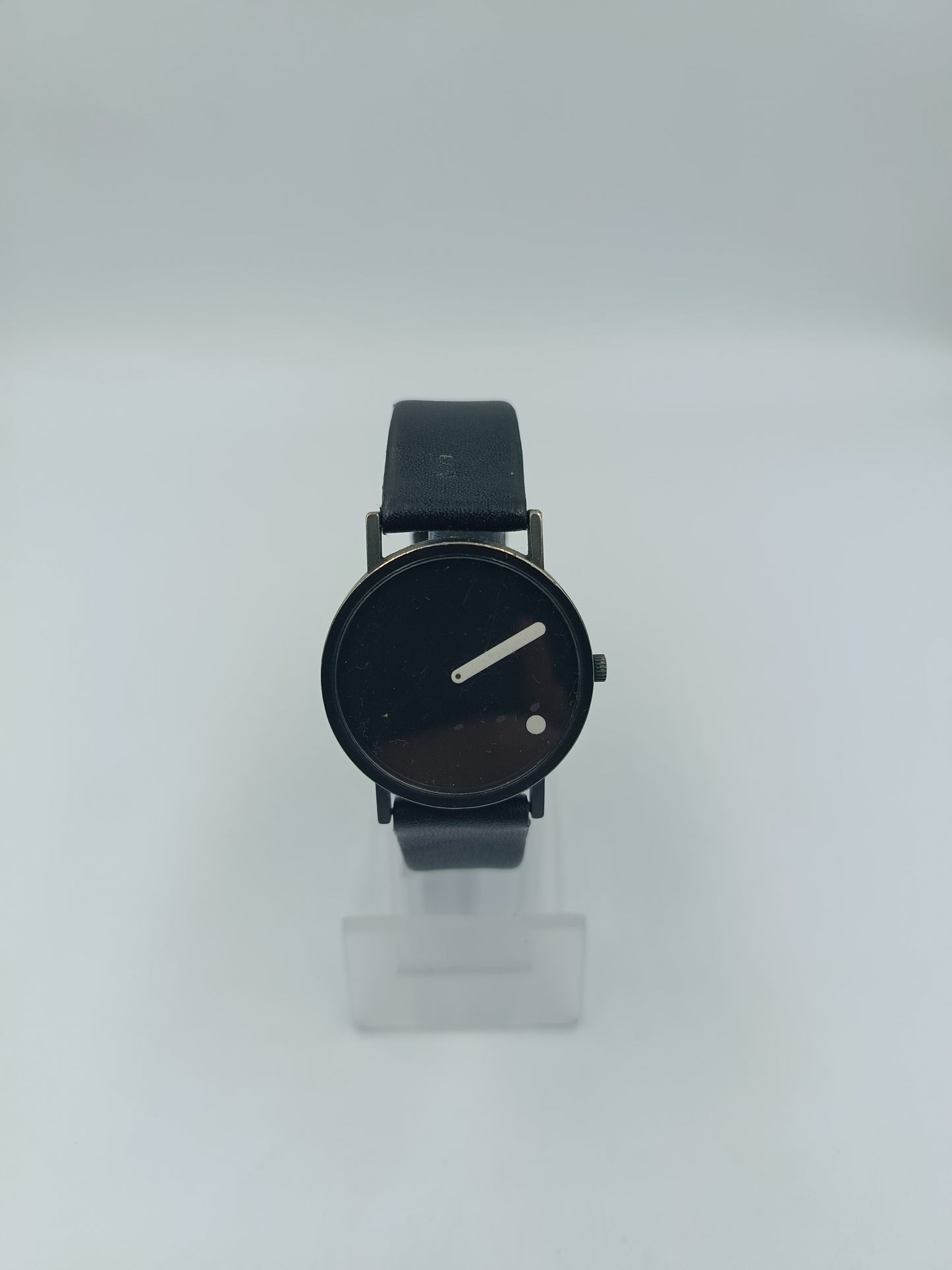 Minimalistische Damen Armbanduhr in Schwarz mit modernem Design