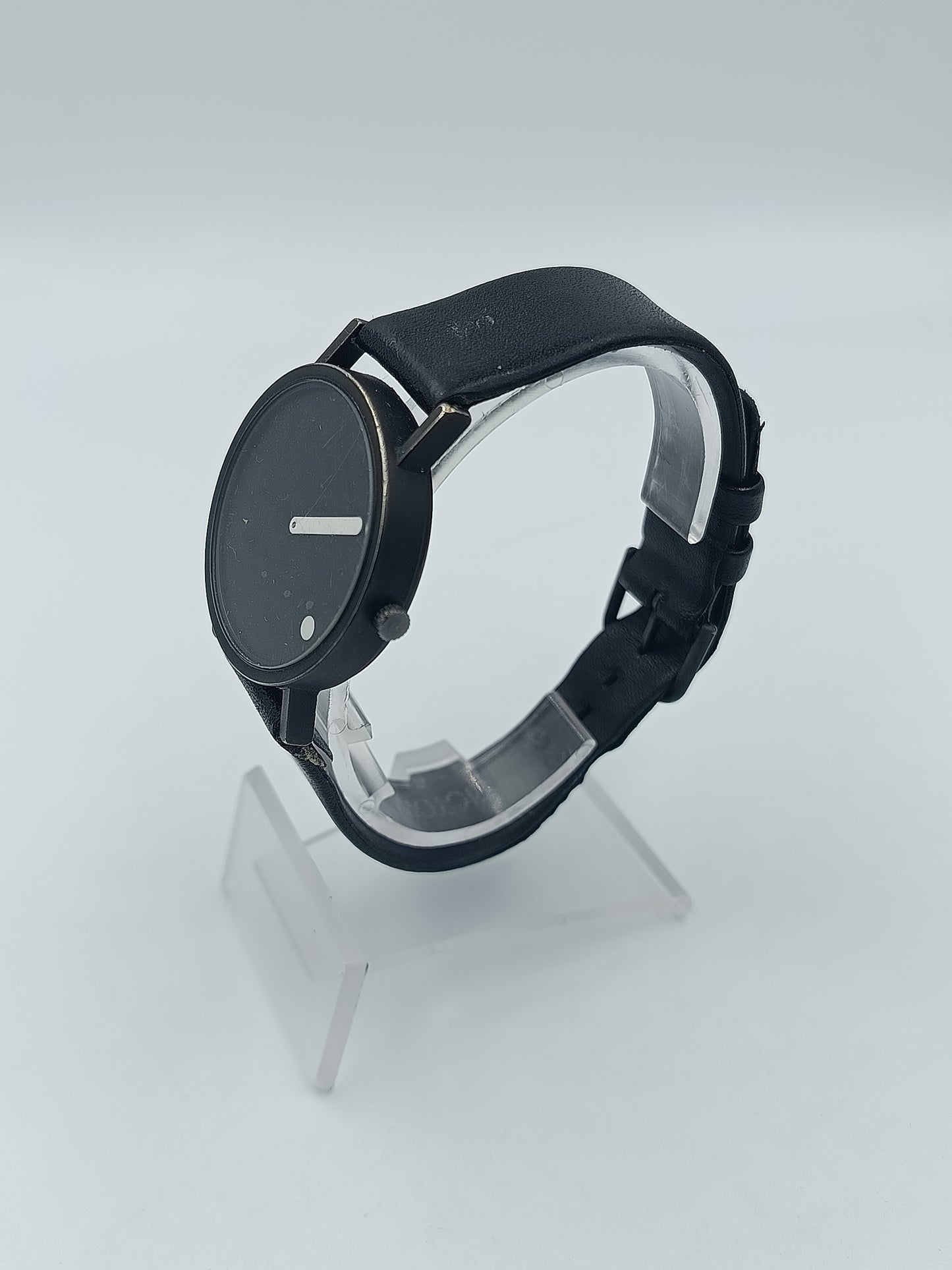 Minimalistische Damen Armbanduhr in Schwarz mit modernem Design