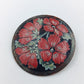 Wunderschöne runde Vintage Brosche mit handbemaltem Blumenmotiv in Rot