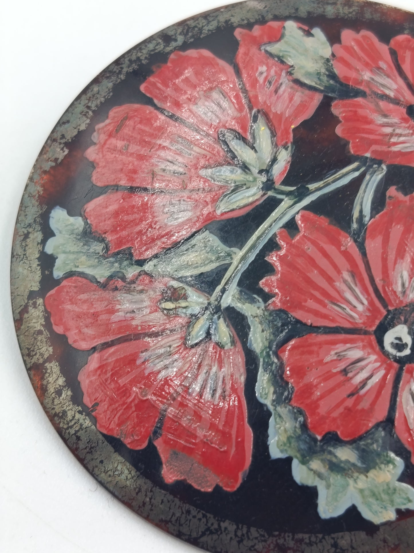 Wunderschöne runde Vintage Brosche mit handbemaltem Blumenmotiv in Rot