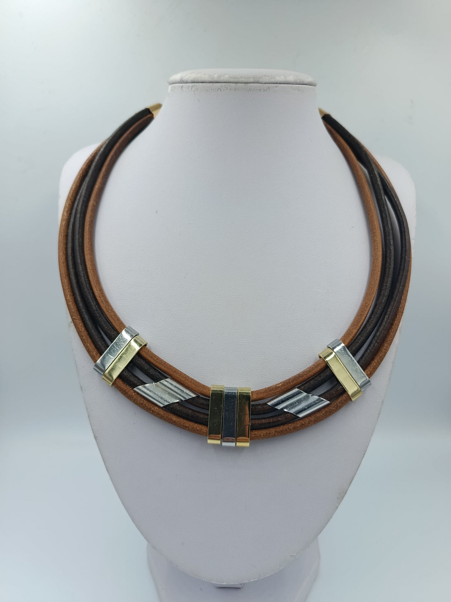Ausdrucksstarke Lederkette – Mehrreihig in Schwarz-Braun & Metall
