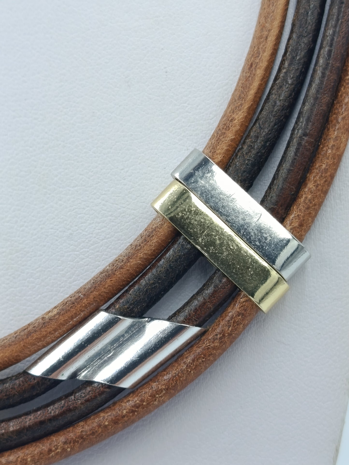 Ausdrucksstarke Lederkette – Mehrreihig in Schwarz-Braun & Metall