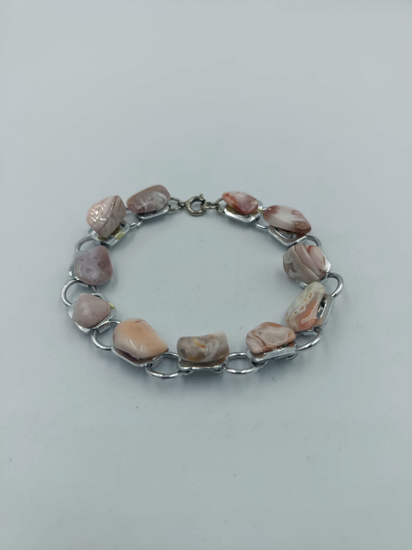 Elegantes Armband mit marmorierten Steinelementen in Rosé Creme Silberfarben