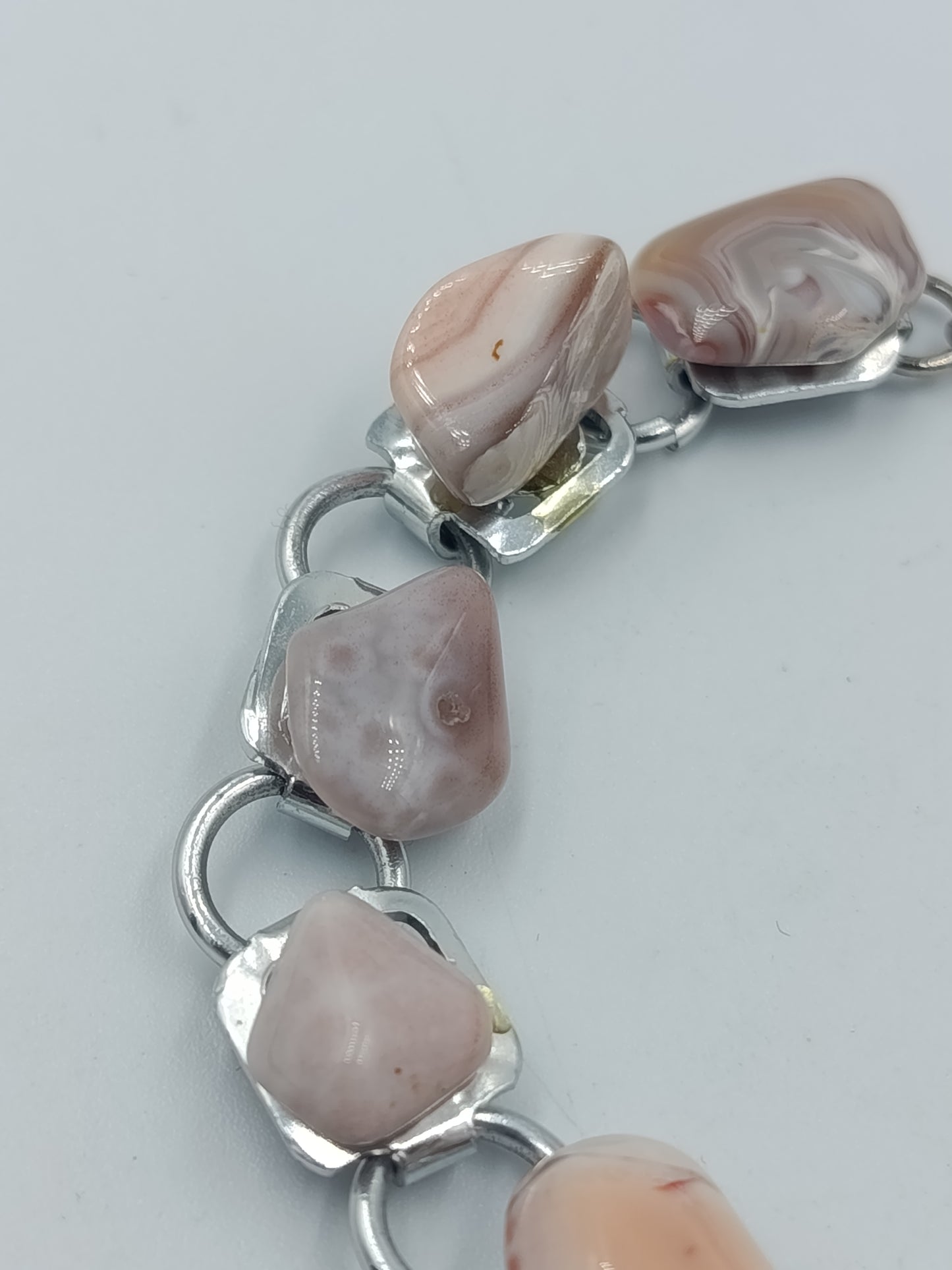 Elegantes Armband mit marmorierten Steinelementen in Rosé Creme Silberfarben