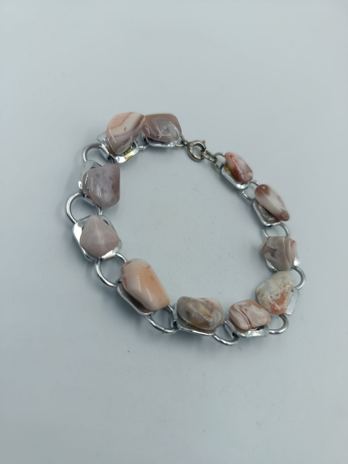 Elegantes Armband mit marmorierten Steinelementen in Rosé Creme Silberfarben