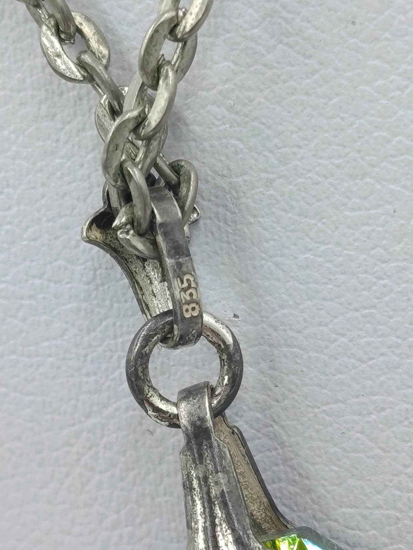 Elegante 835 Silberkette mit facettiertem Anhänger in schillernder Optik