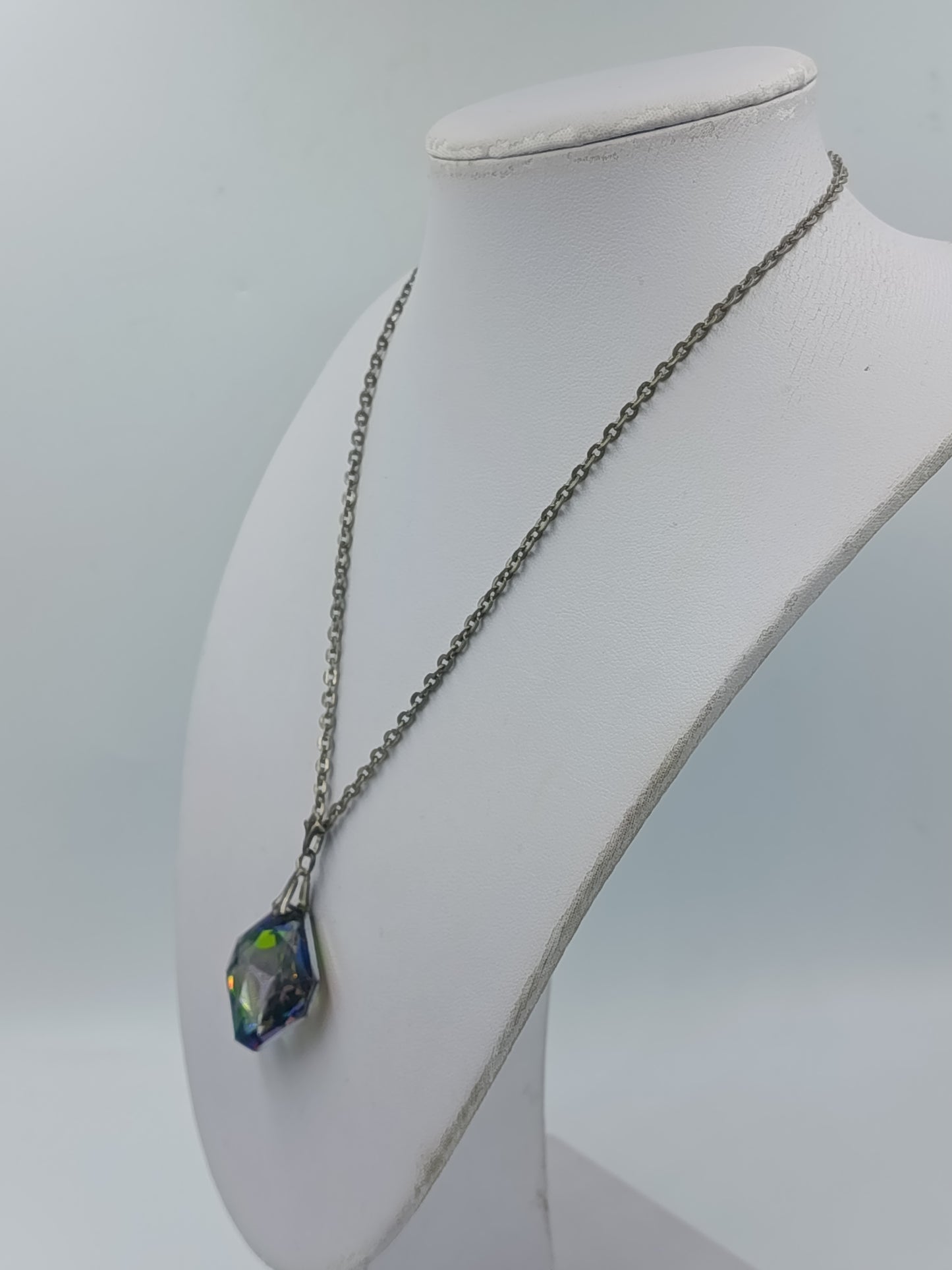 Elegante 835 Silberkette mit facettiertem Anhänger in schillernder Optik