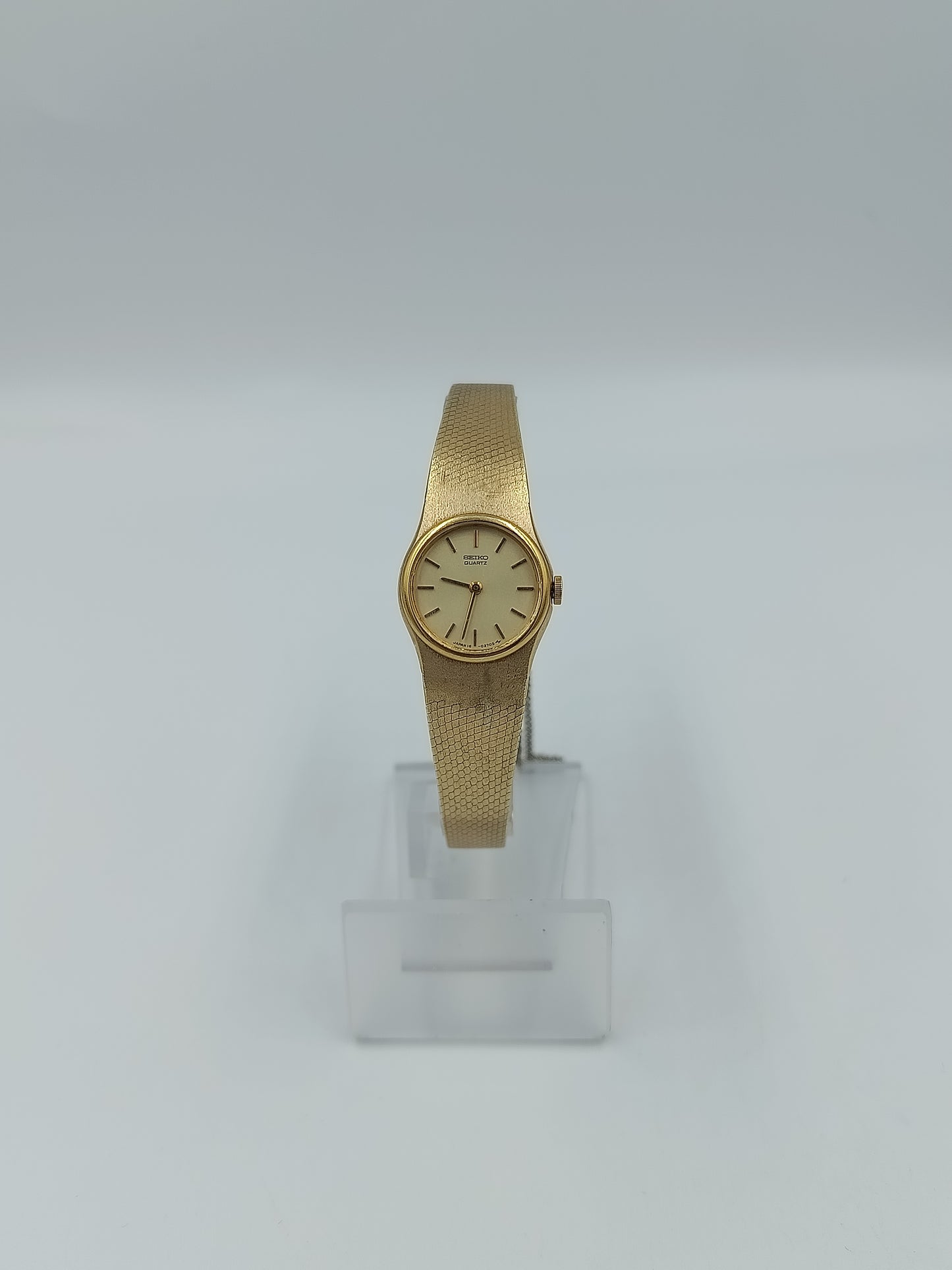 Seiko Quartz Damenarmbanduhr mit goldfarbenem Gehäuse und feinem Milanaiseband