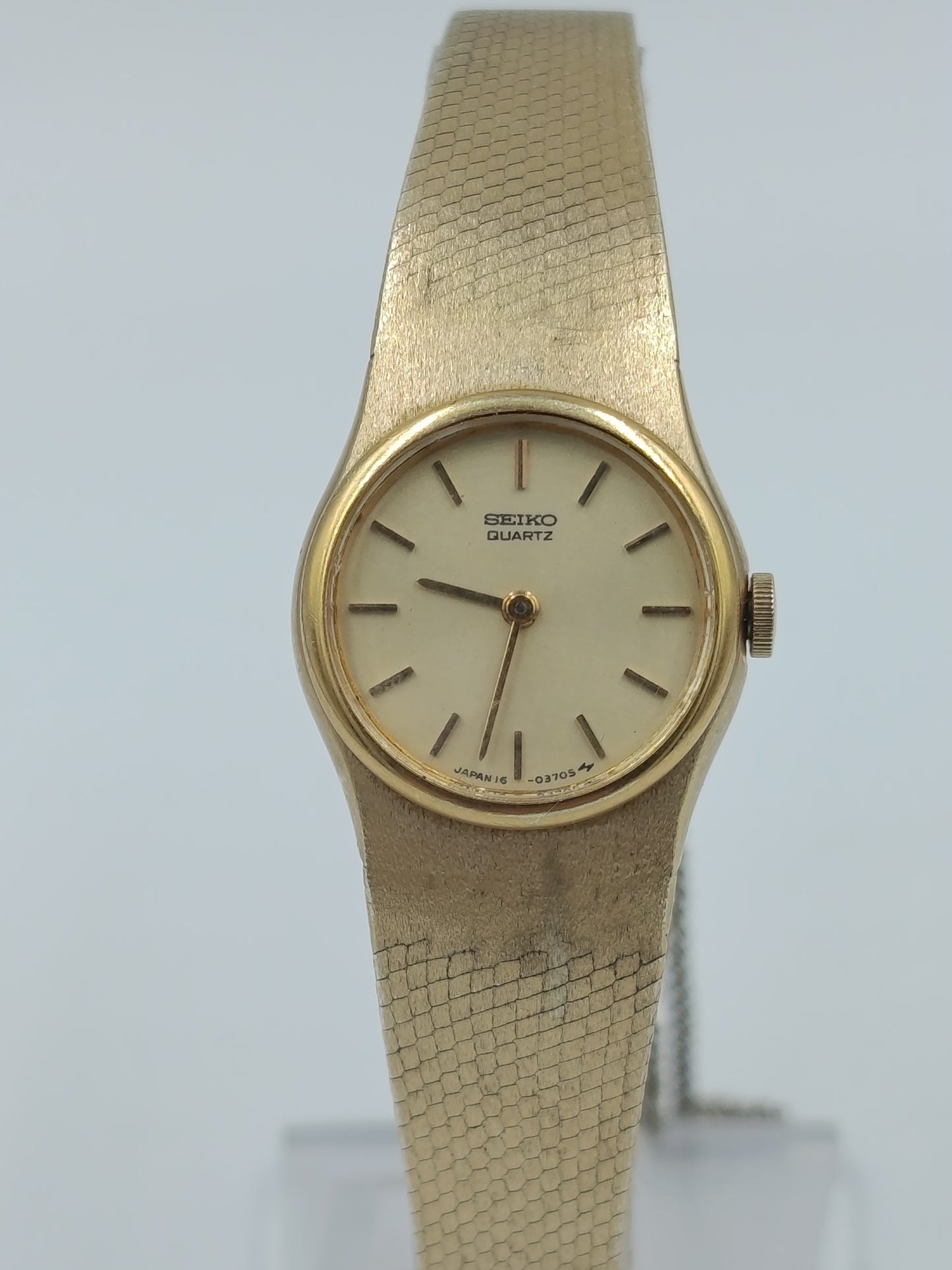 Seiko Quartz Damenarmbanduhr mit goldfarbenem Gehäuse und feinem Milanaiseband