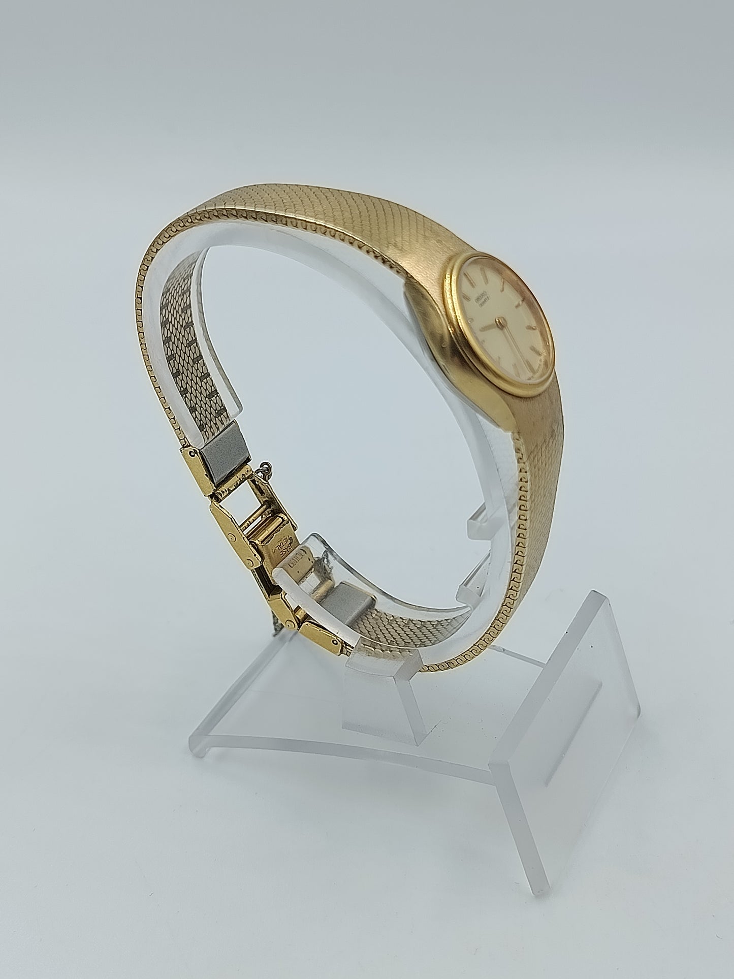 Seiko Quartz Damenarmbanduhr mit goldfarbenem Gehäuse und feinem Milanaiseband