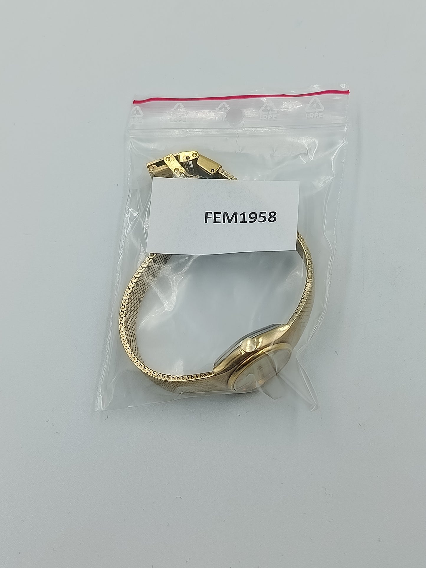 Seiko Quartz Damenarmbanduhr mit goldfarbenem Gehäuse und feinem Milanaiseband