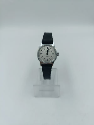 Prätina Quartz Damenarmbanduhr Silberfarben mit schwarzem Lederband