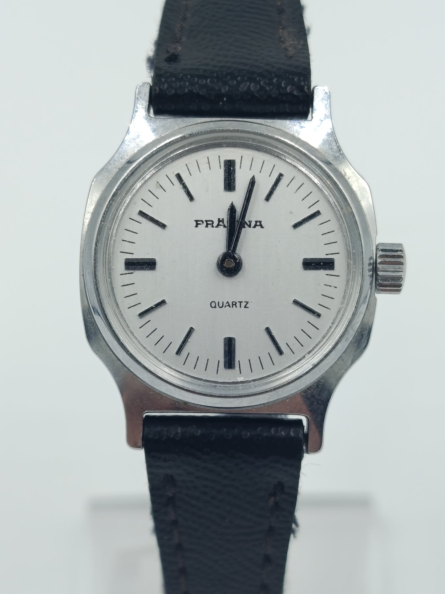 Prätina Quartz Damenarmbanduhr Silberfarben mit schwarzem Lederband